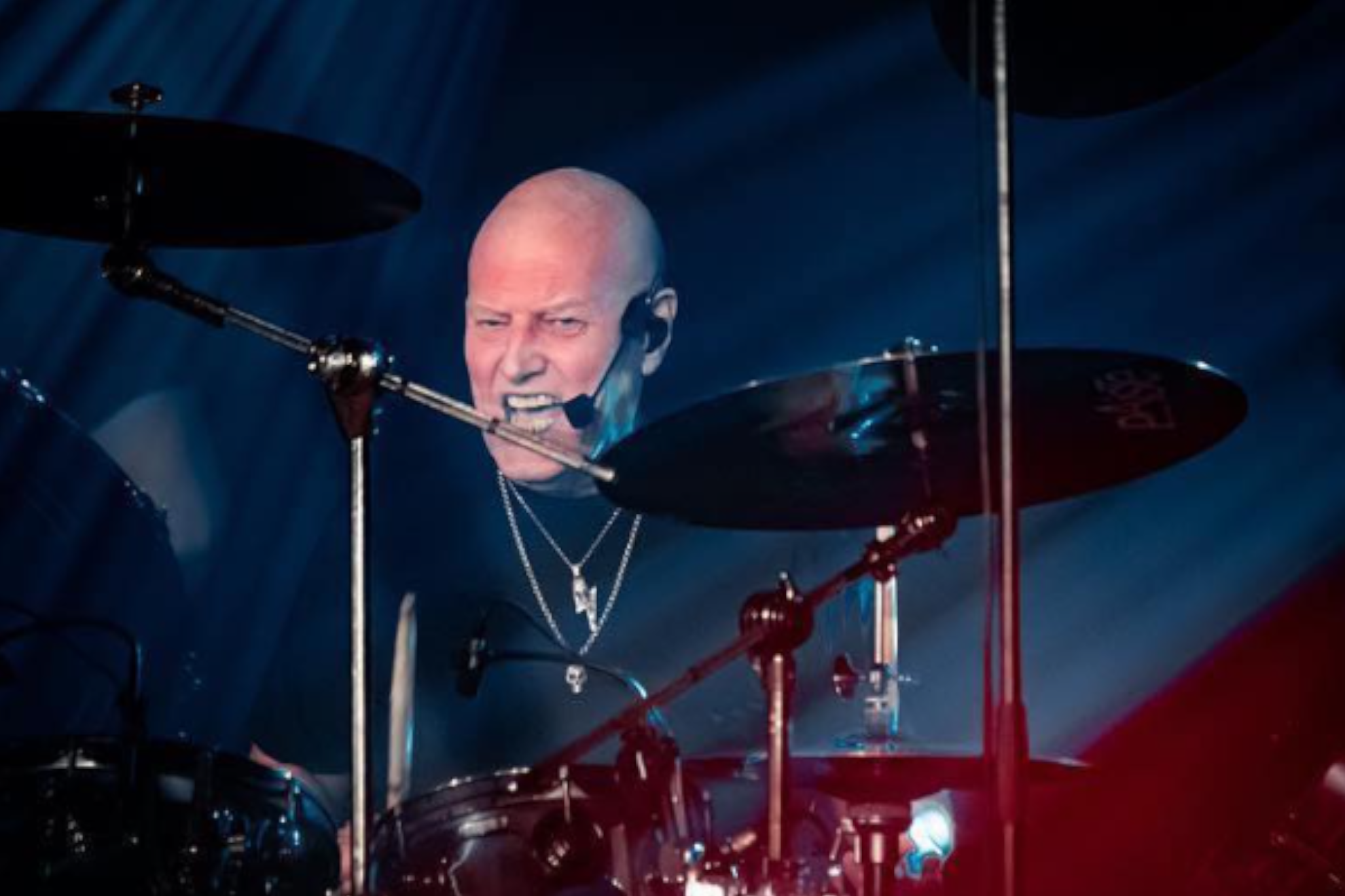 Chris Slade, exbaería de AC/DC Instagram: chrissladedrums