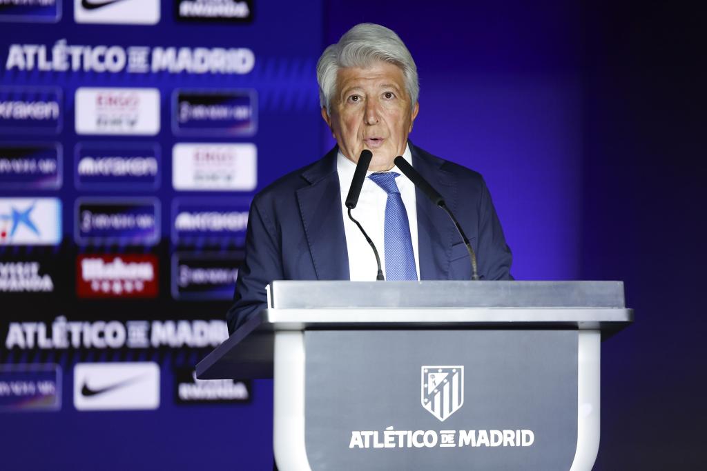 Enrique Cerezo, presidente del Atlético de Madrid, habla en rueda de prensa.