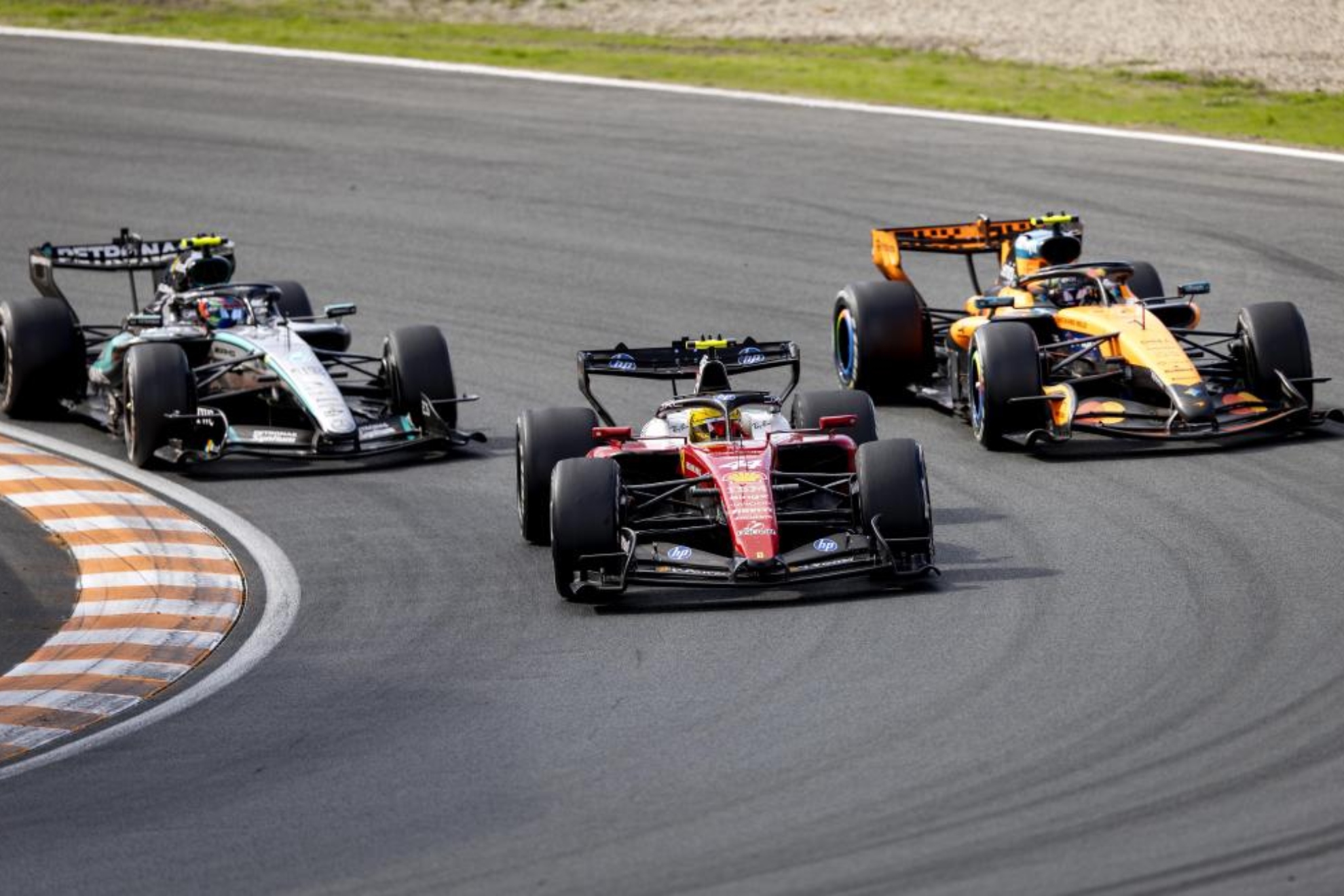Norris, en paralelo con Hamilton y Antonelli.