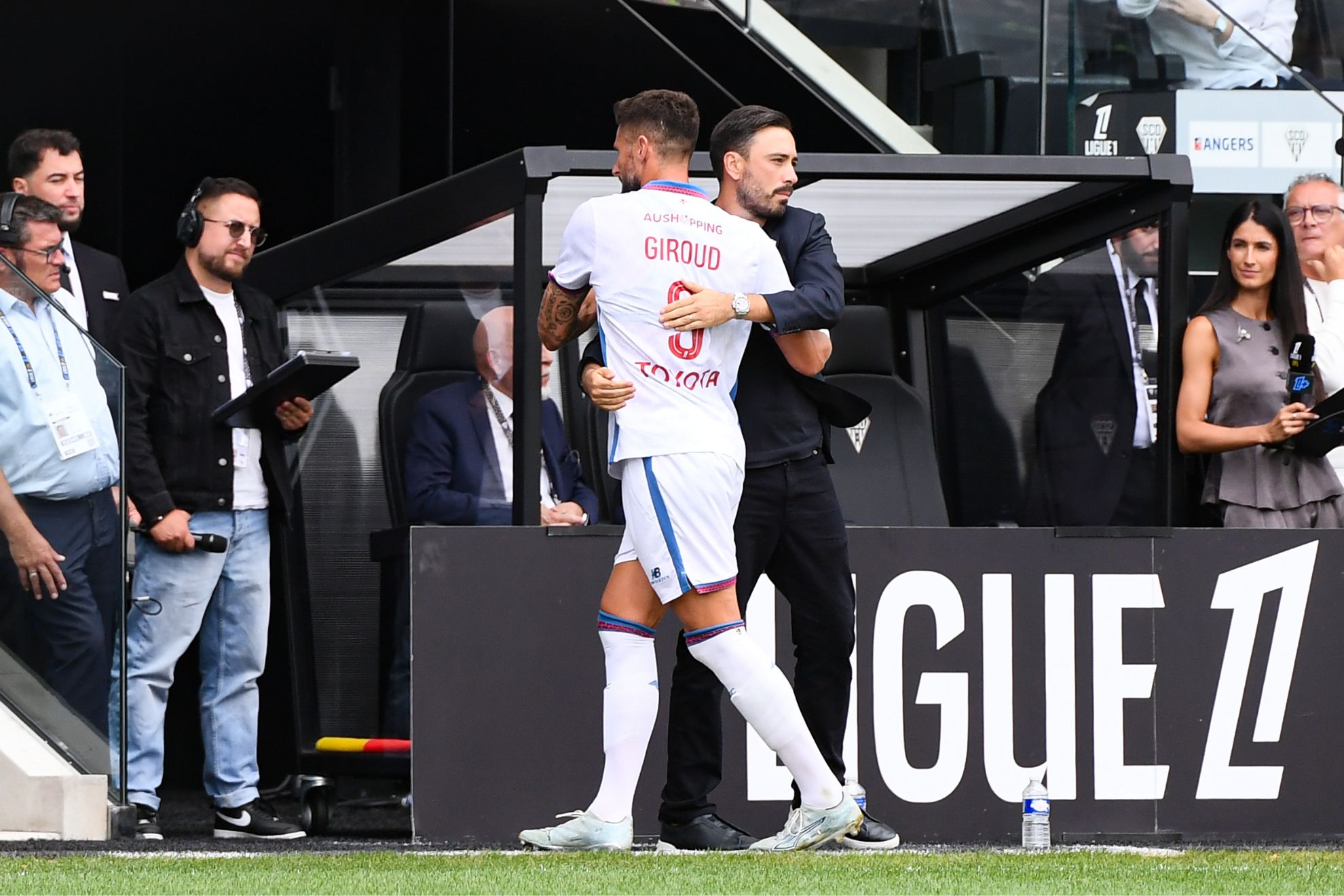 Davide Ancelotti abraza a Giroud
