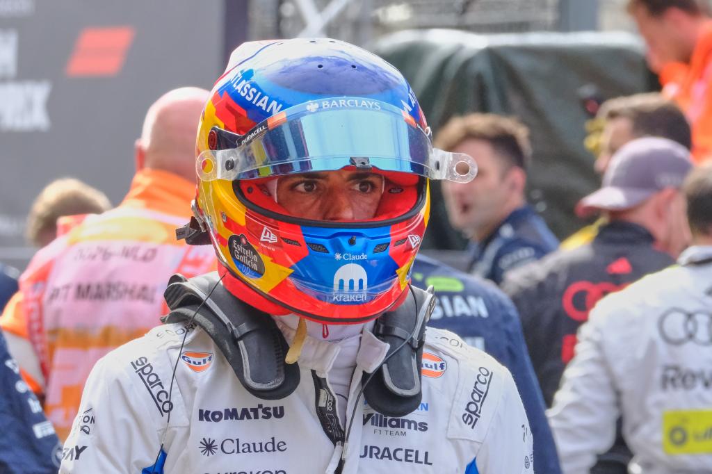 Sainz, durante el parón tras el accidente de Verstappen. LAPRESSE