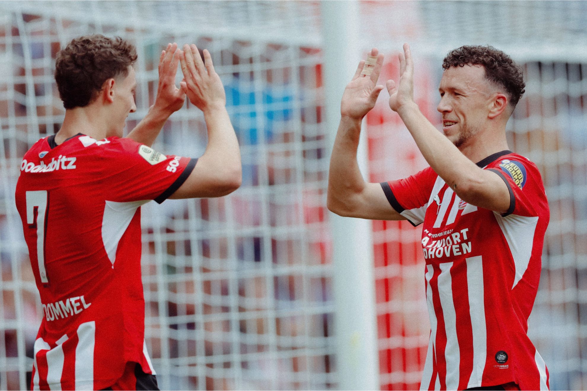 Celebración entre Ruben Van Bommel y Perisic @PSV