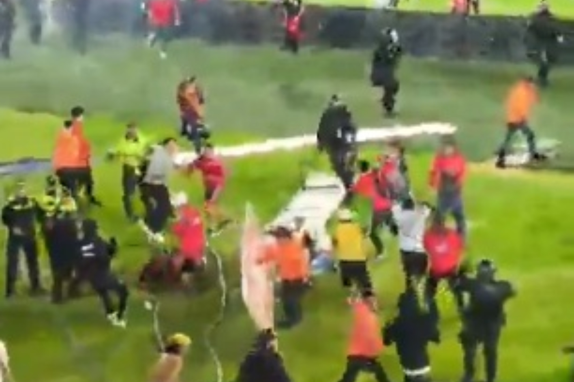Sanciones ejemplares para hinchas de Santa Fe y América por disturbios en El Campín. Twitter