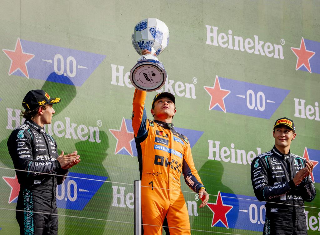 Antonelli aplaude a Norris, ganador, tras el GP de Holanda de F1 2026. LAPRESSE