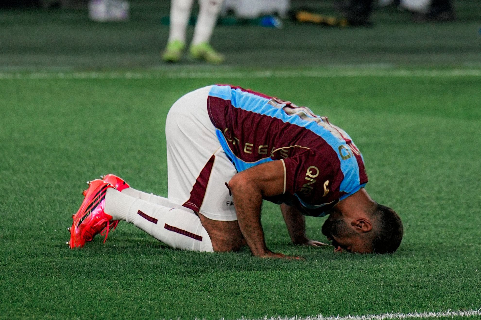 Salah celebra uno de sus goles @Trabzonspor