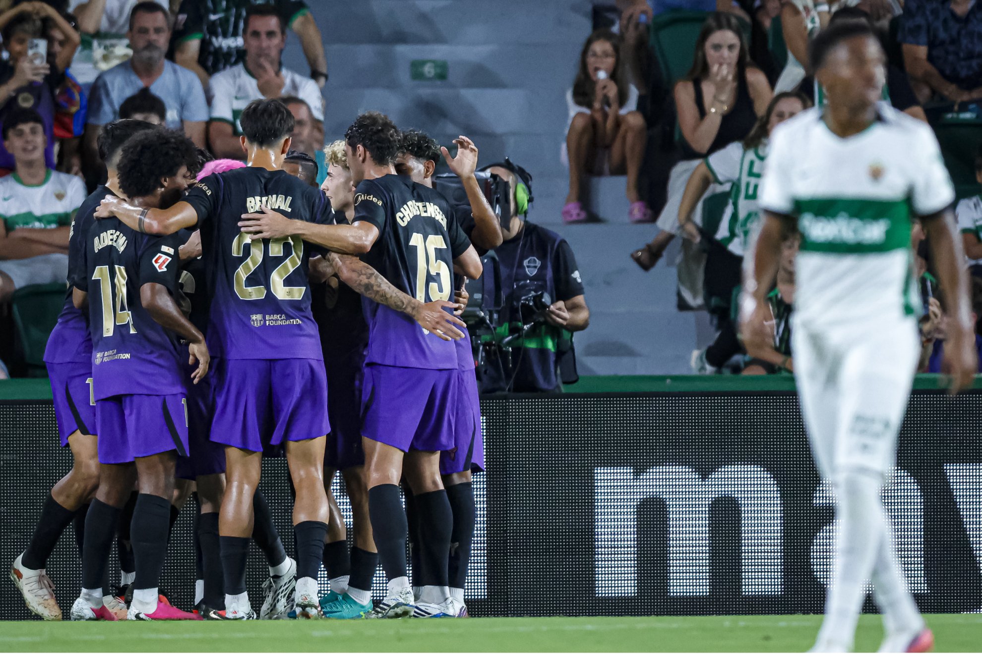 Los jugadores del Barcelona celebran su primer gol en esta Liga. ABEL F. ROS