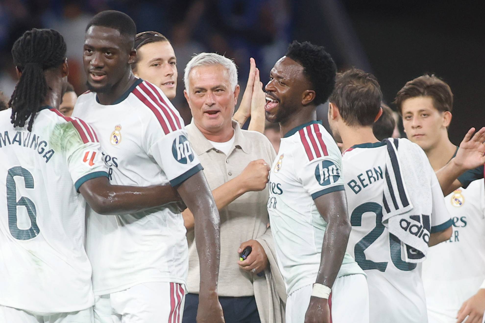 Mourinho celebra con sus jugadores tras la primera victoria en Liga.