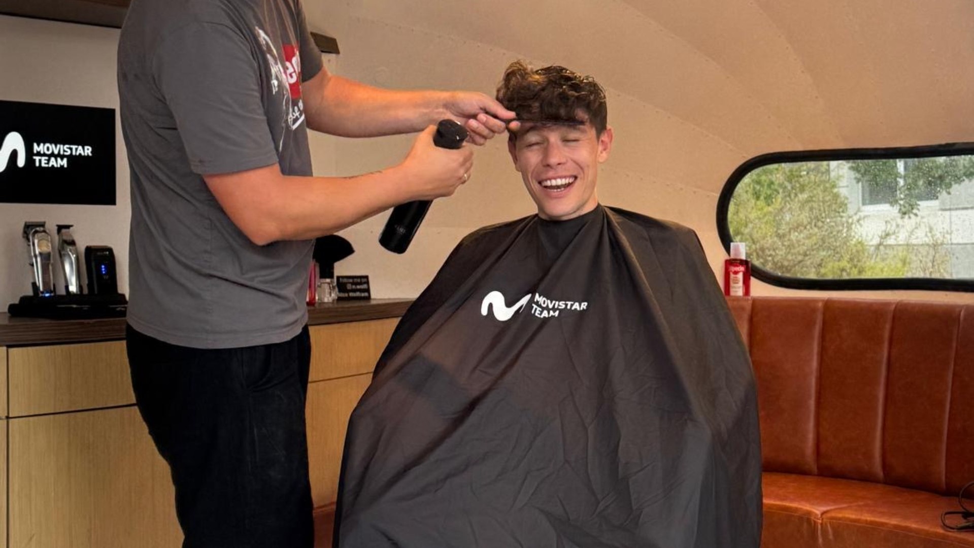 El ciclista del Movistar se atrevió con este cuestionario de MARCA realizado en la barbería de Alpecin en Mónaco. En la Airforce1, el de Valladolid muestra su cara más divertida.