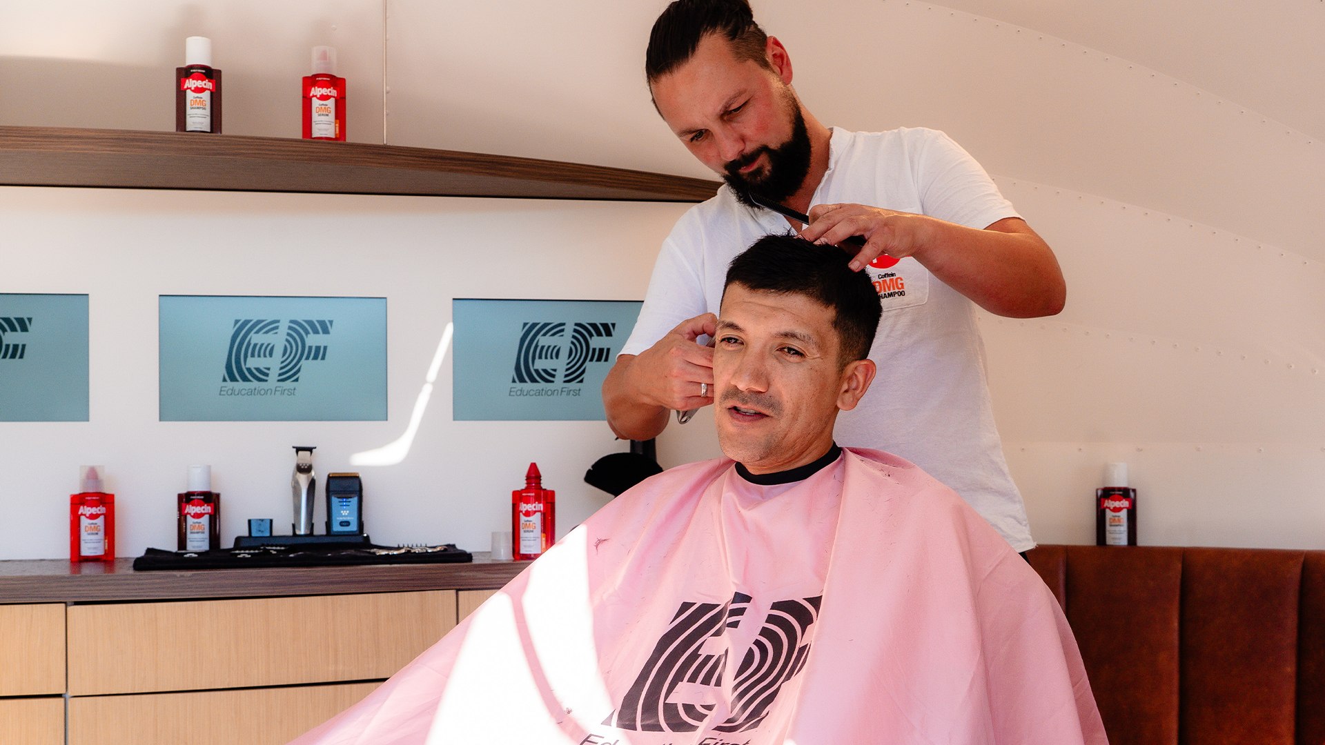 Carapaz, en la barbería de Alpecin durante LaVuelta mientras atendía a MARCA.