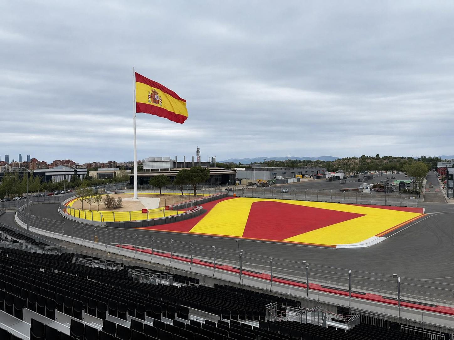 Imagen de la curva 3 de Madring, con la bandera de España. Madring