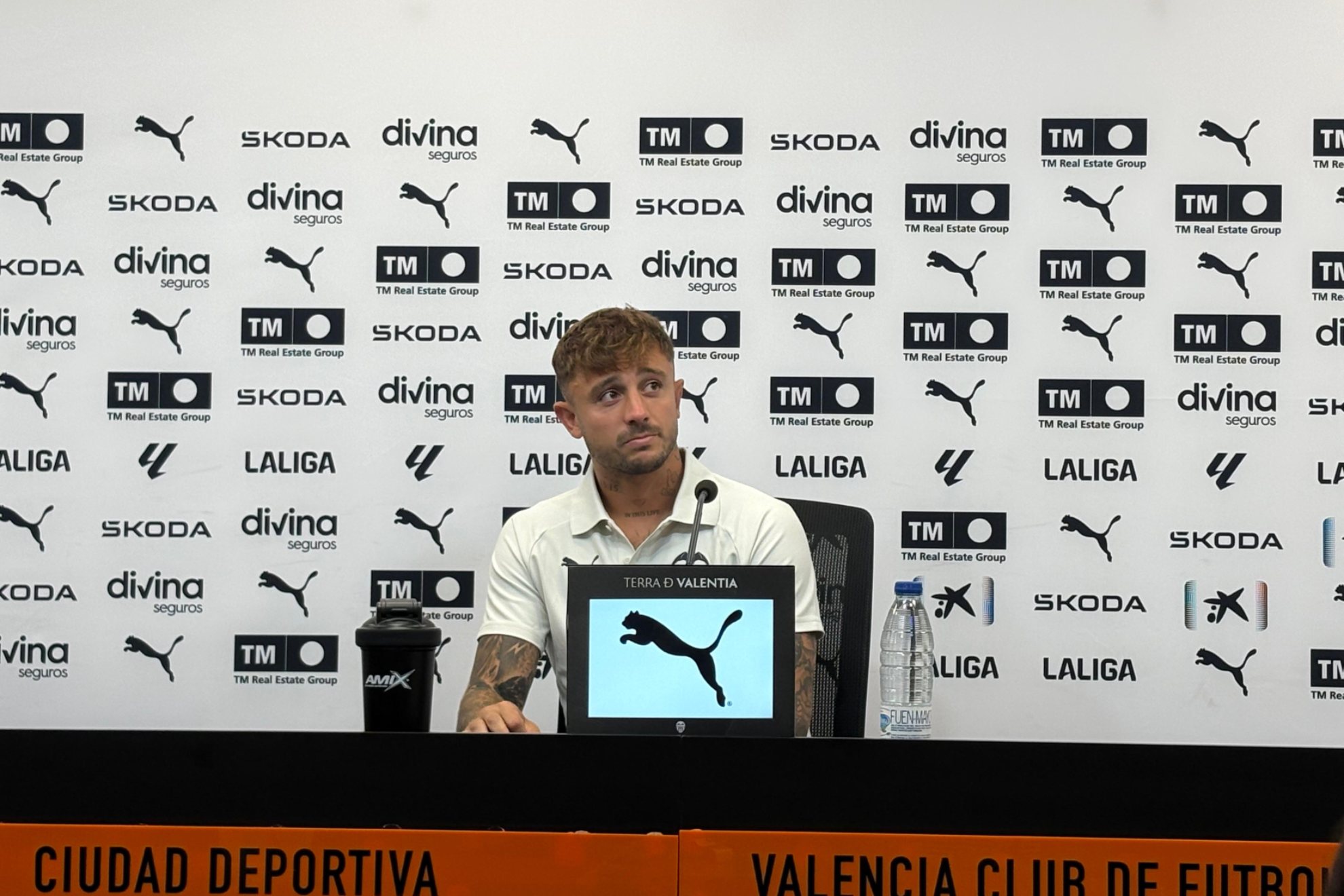 Pablo Maffeo, en su presentación como nuevo jugador del Valencia. MARCA