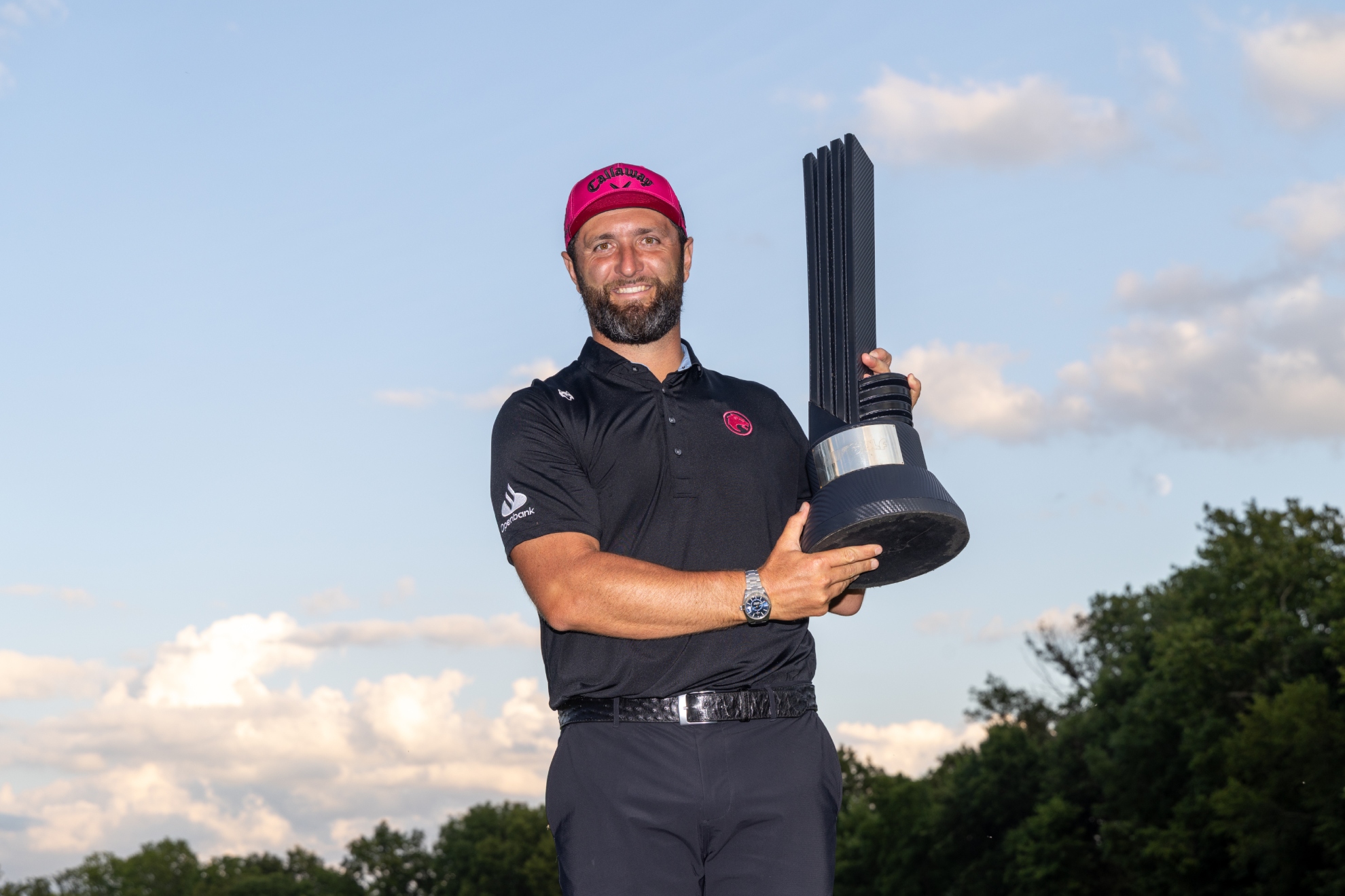 Jon Rahm sostiene el trofeo de campeón por equipos de LIV Golf 2026. Foto: LIV Golf