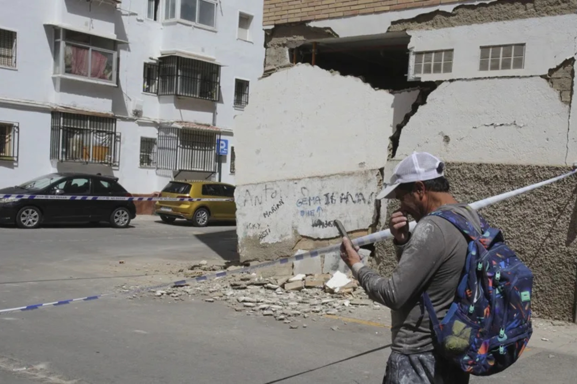 Imagen de un hombre en Granada tras los terremotos. EFE