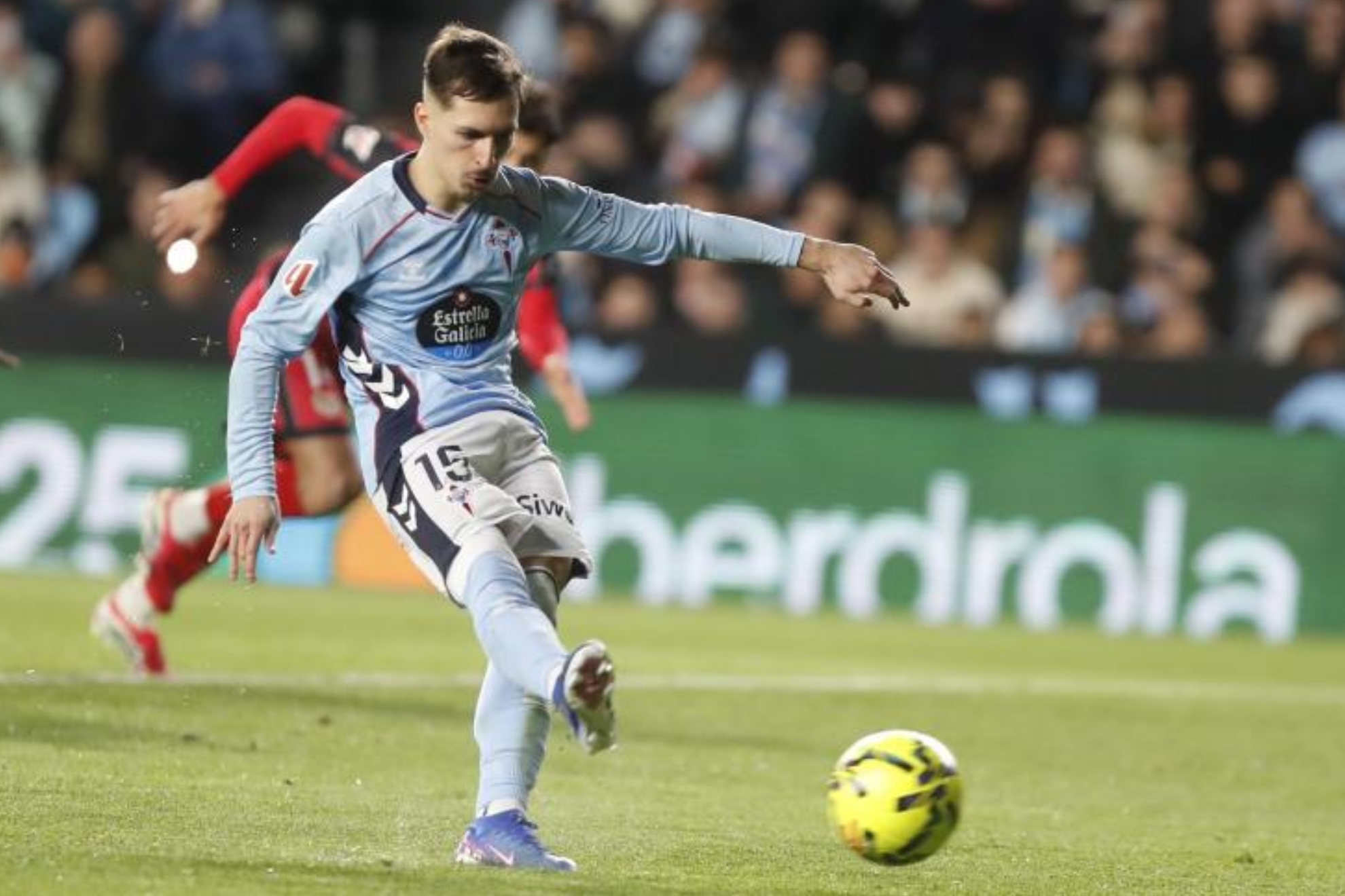 Bryan Zaragoza, en un partido con el Celta la pasada temporada. JORGE LANDÍN