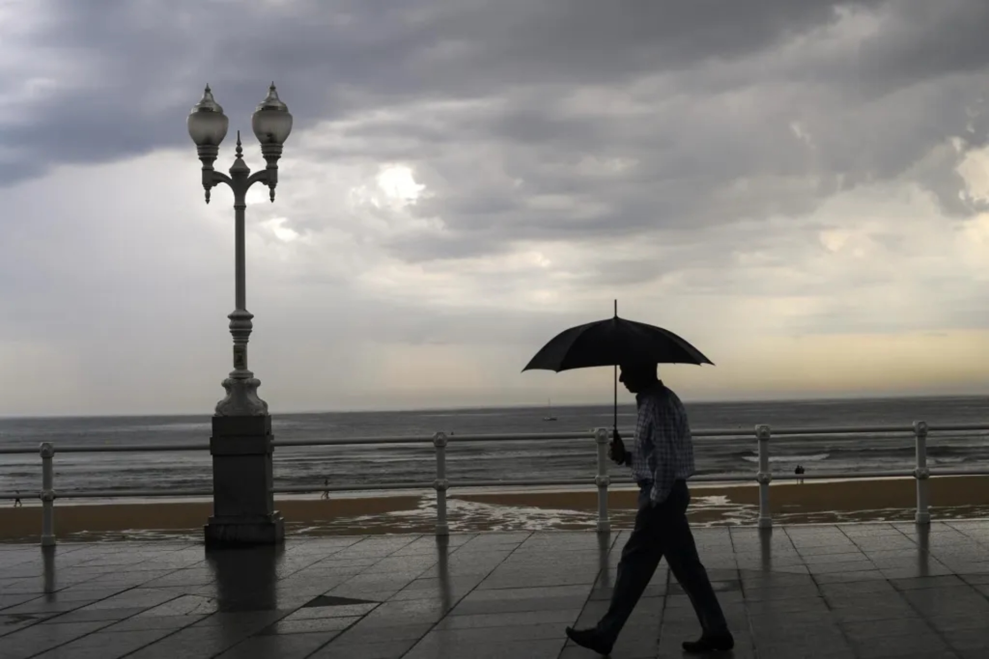 Este lunes arranca con un temporal que se adentra por el oeste de la Península. EFE
