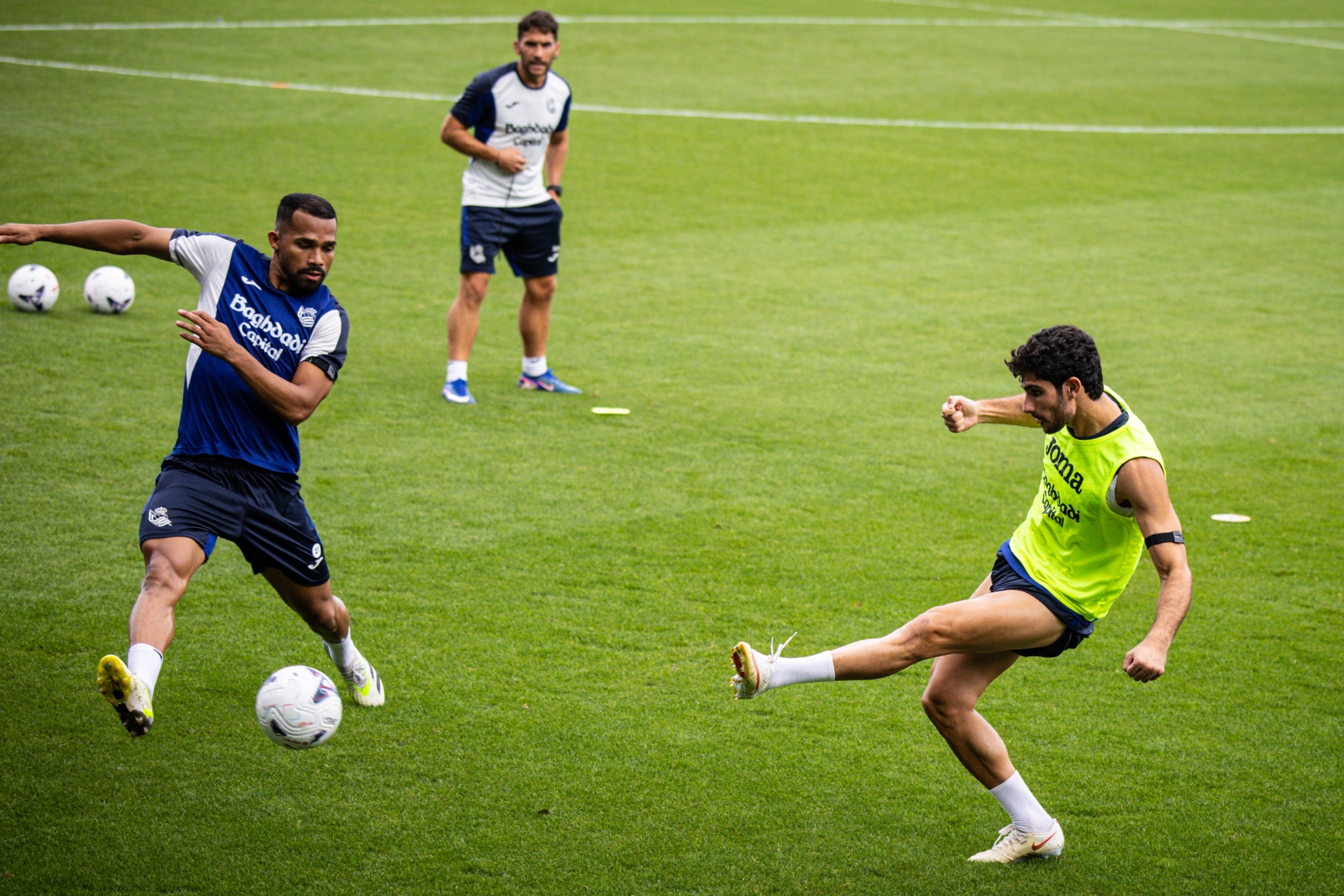 Gonçalo Guedes dispara delante de Yangel Herrera, en el entrenamiento de este lunes. REAL SOCIEDAD