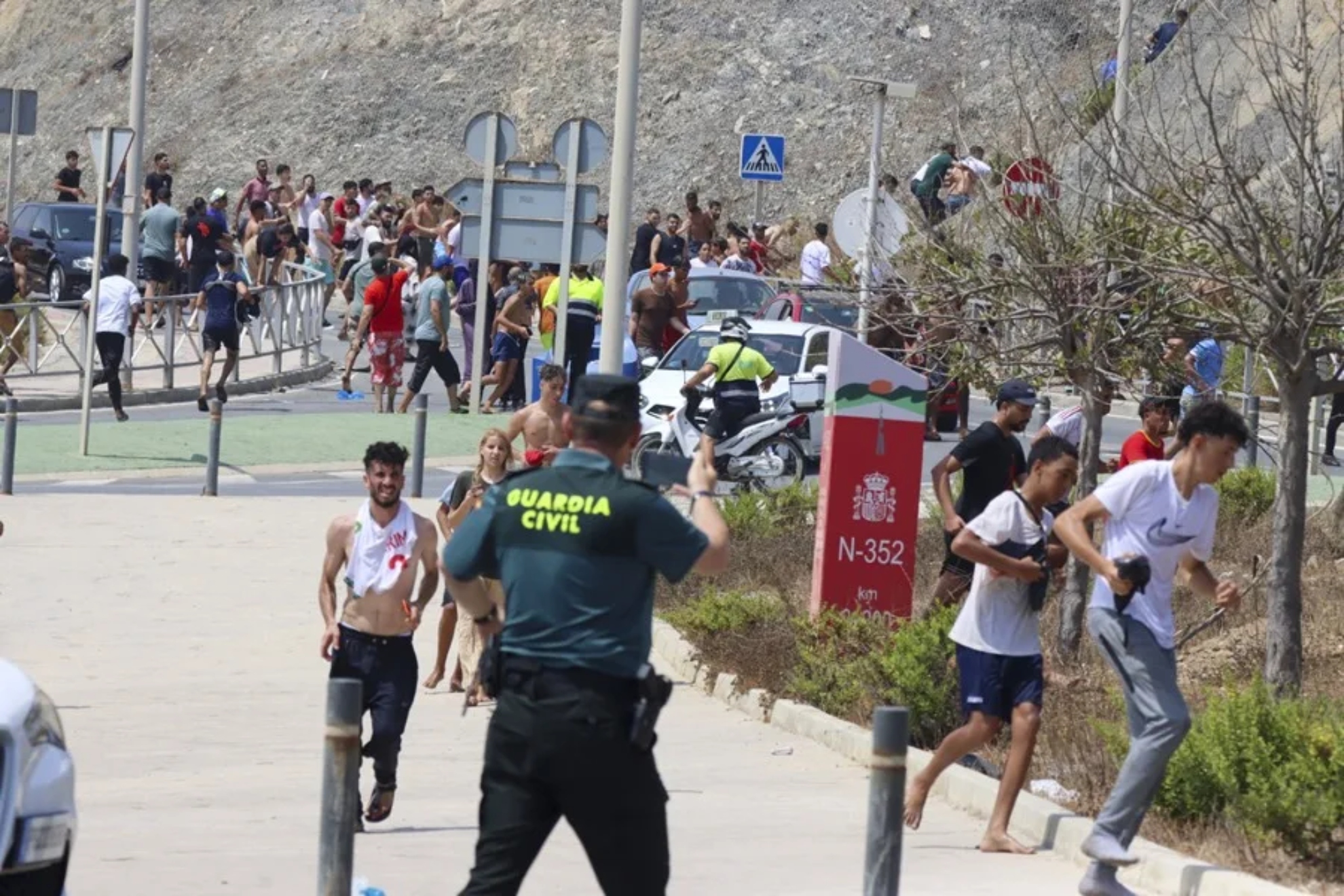 Un agente de la Guardia Civil, en Ceuta. EFE