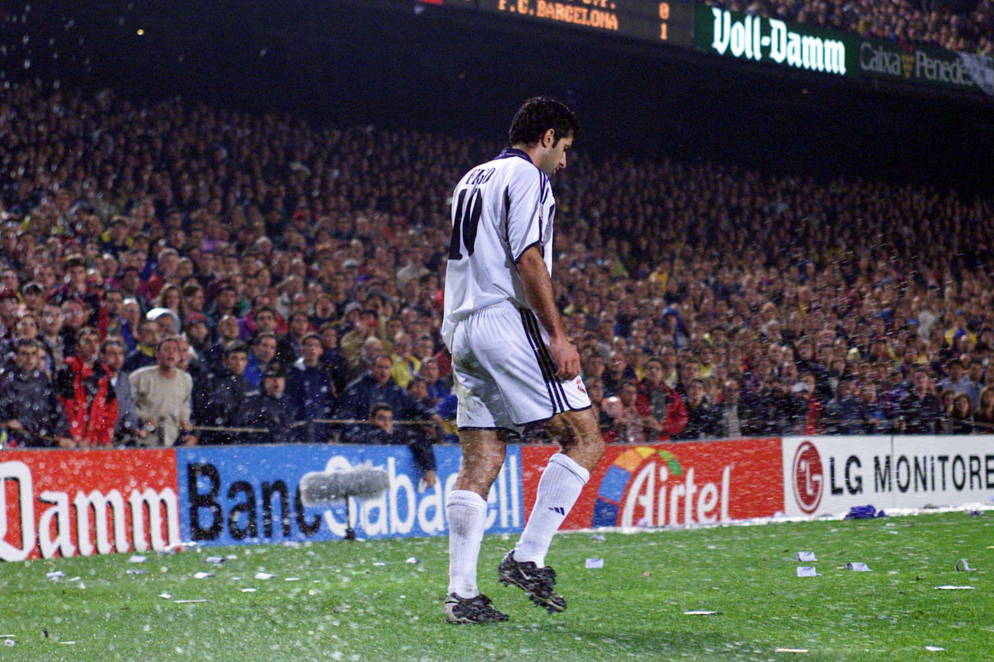Figo en su vuelta al Camp Nou