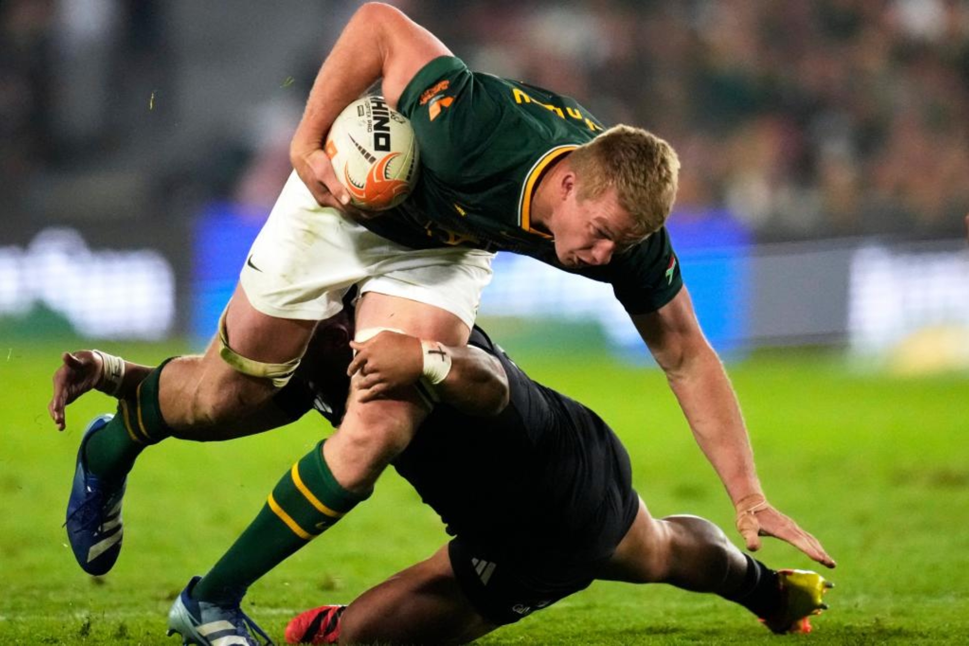 Pieter-Steph du Toit es placado por Tupou Vaa'i