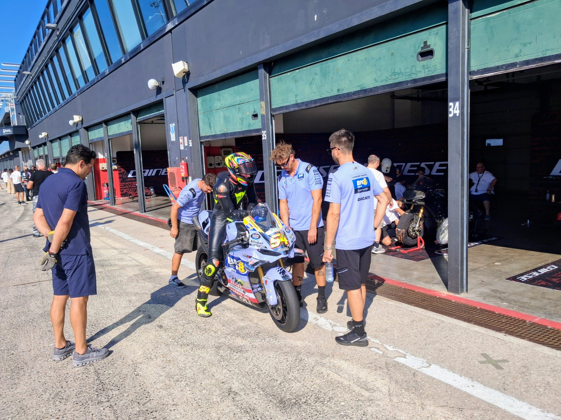 Fermín Aldeguer, en Misano con Michele Masini y un mecánico. JAIME MARTÍN