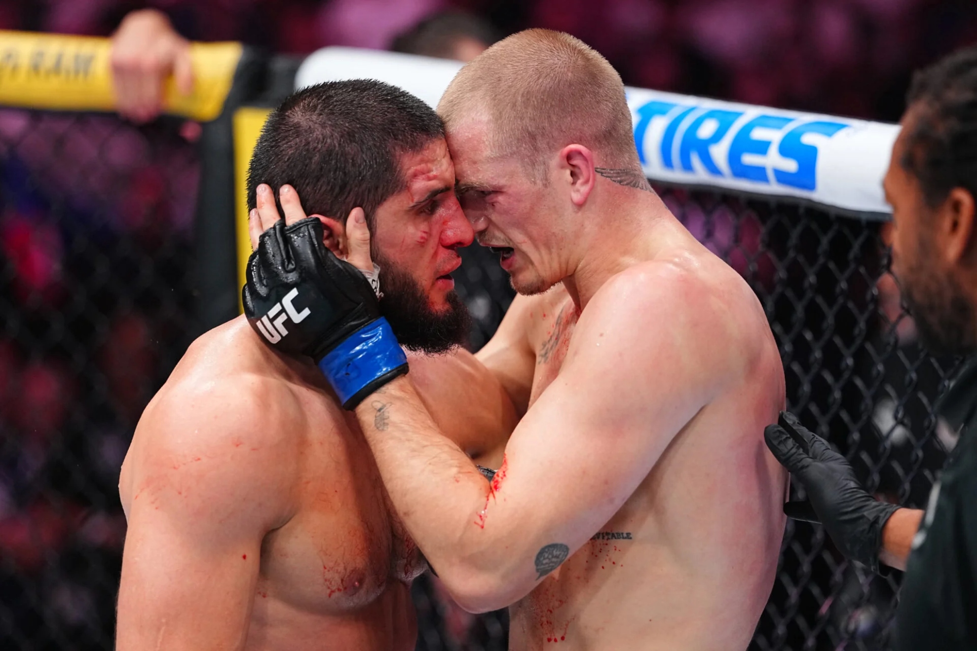 Ian Garry e Islam Makhachev tras el UFC 330. UFC.
