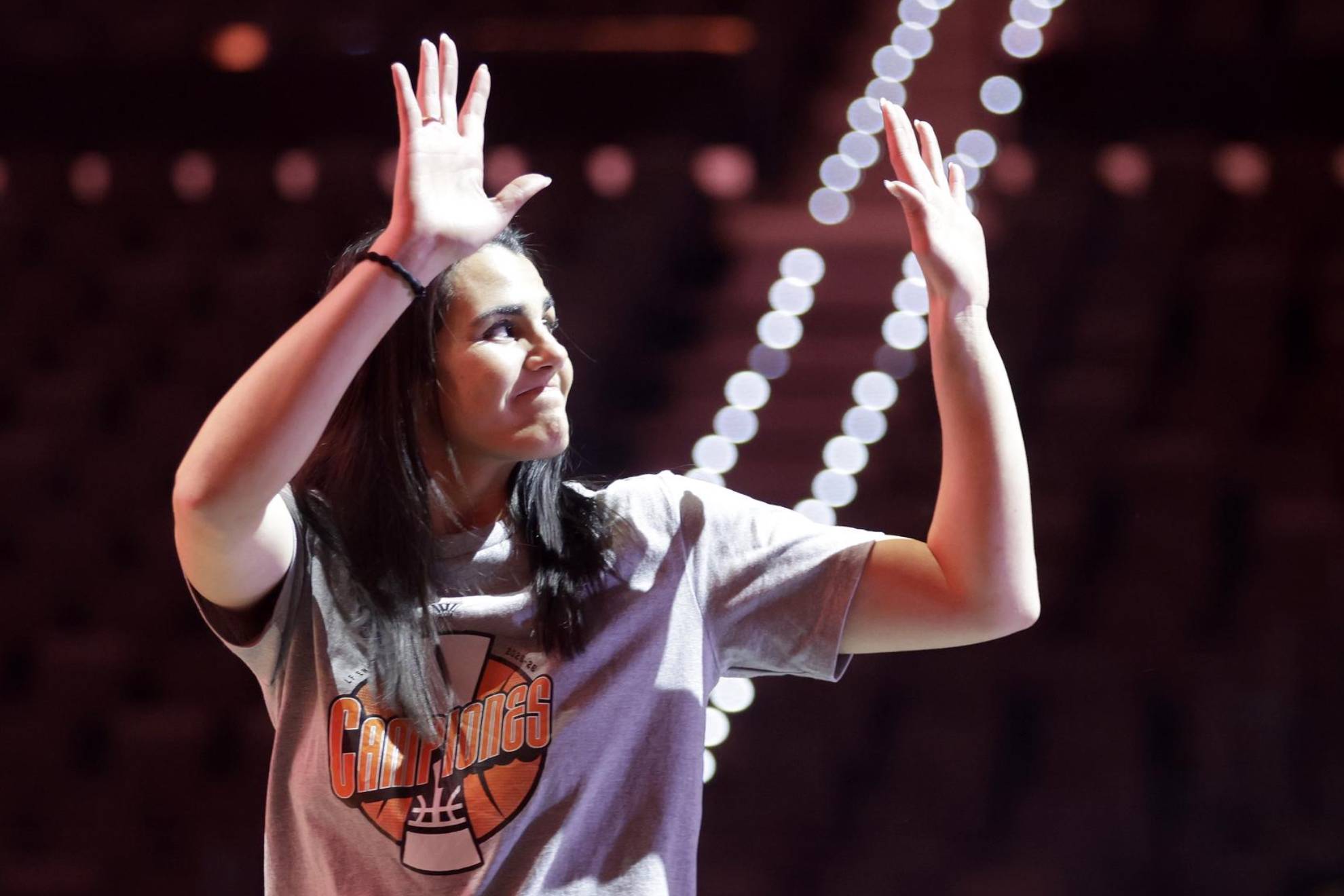 Leticia Romero celebrando el título de Liga conquistado por el Valencia Basket. EFE