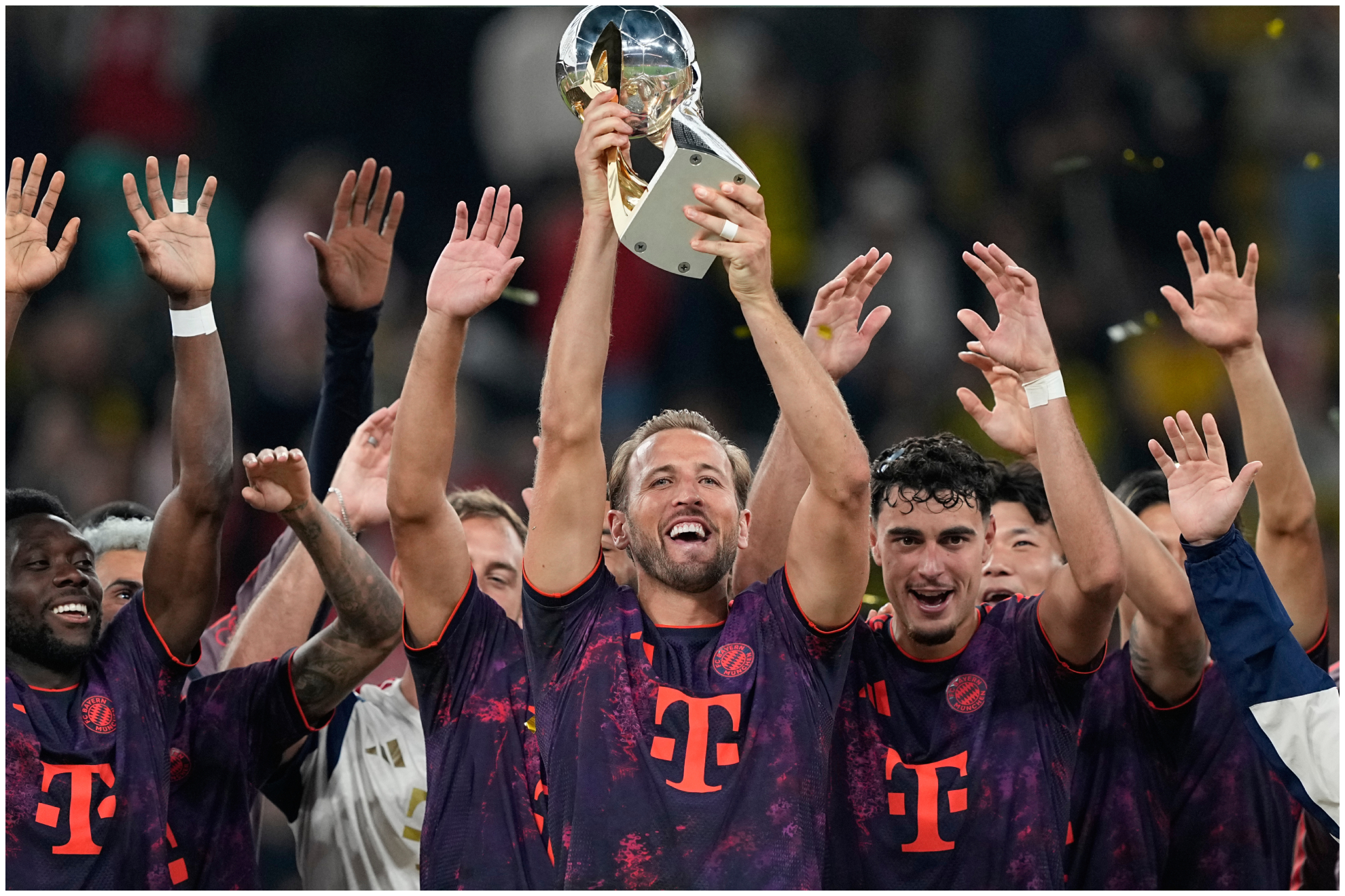 Kane, alzando la Supercopa alemana el pasado sábado.