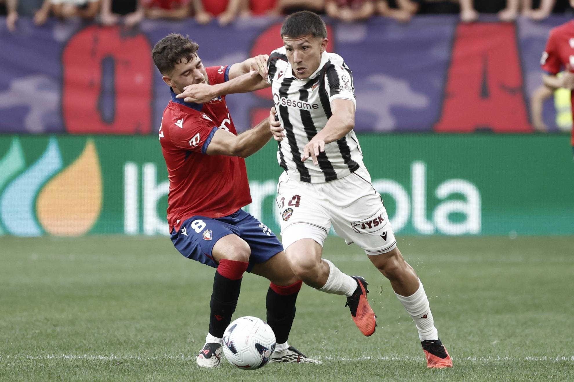 Thiago Fernández, en su debut con el Levante. JESUS DIGES