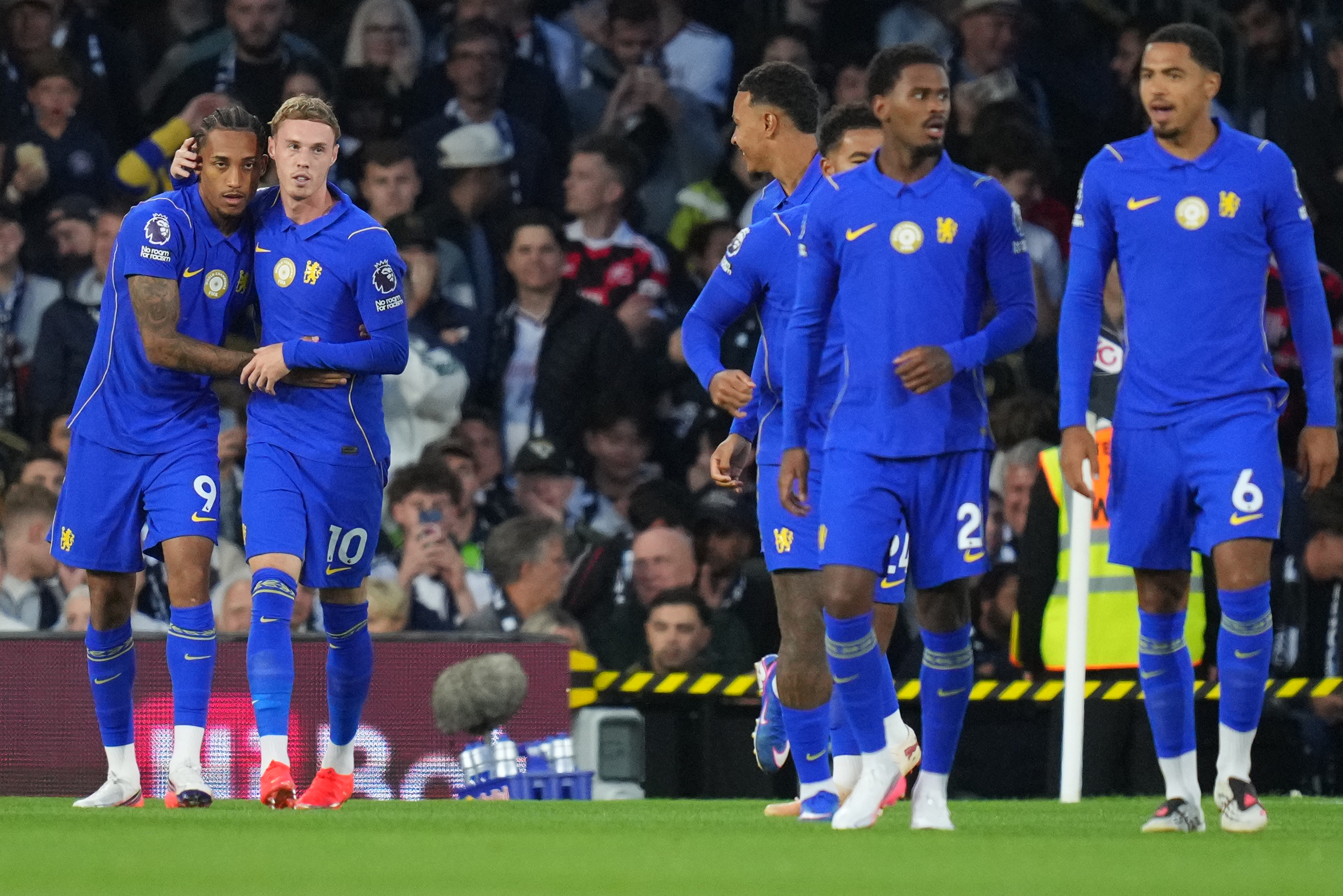 Futbolistas del Chelsea celebrando el gol de Joao Pedro AP Photo/Kirsty Wigglesworth