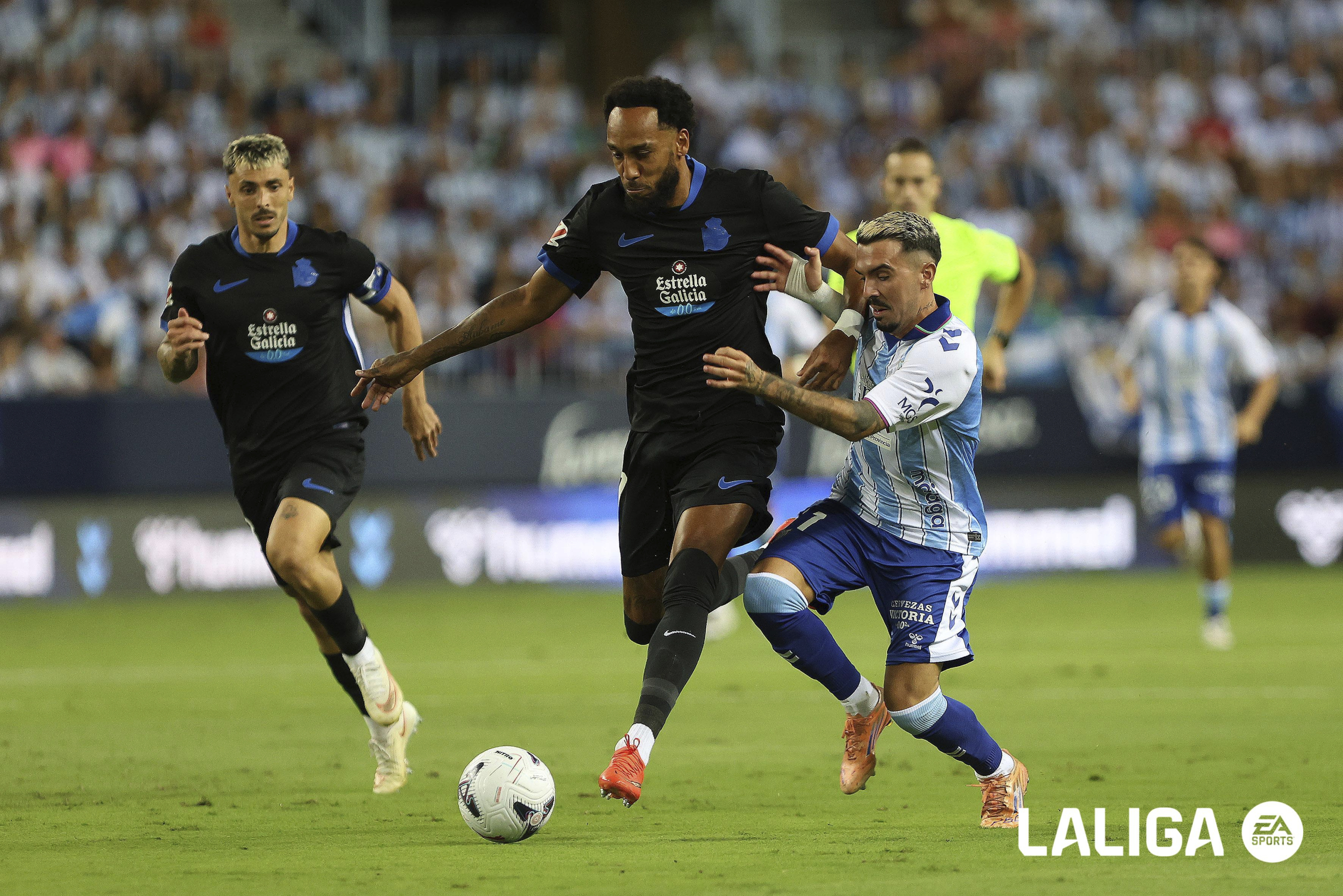 Aubameyang disputa un balón con la zaga del Málaga LALIGA