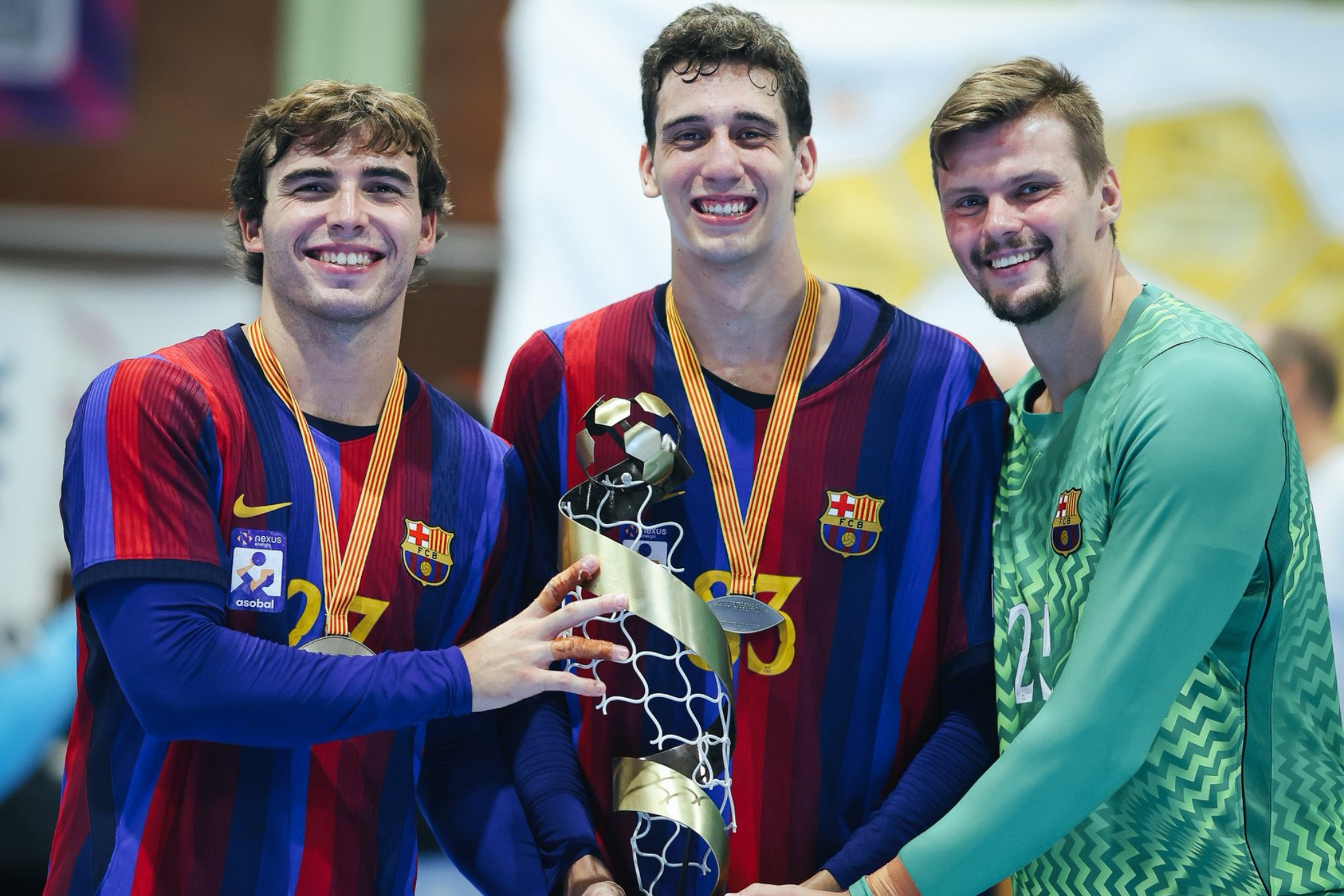 Adrián Sola, Ian Barrufet y Sergey Hernández, con el trofeo de la Supercopa catalana.