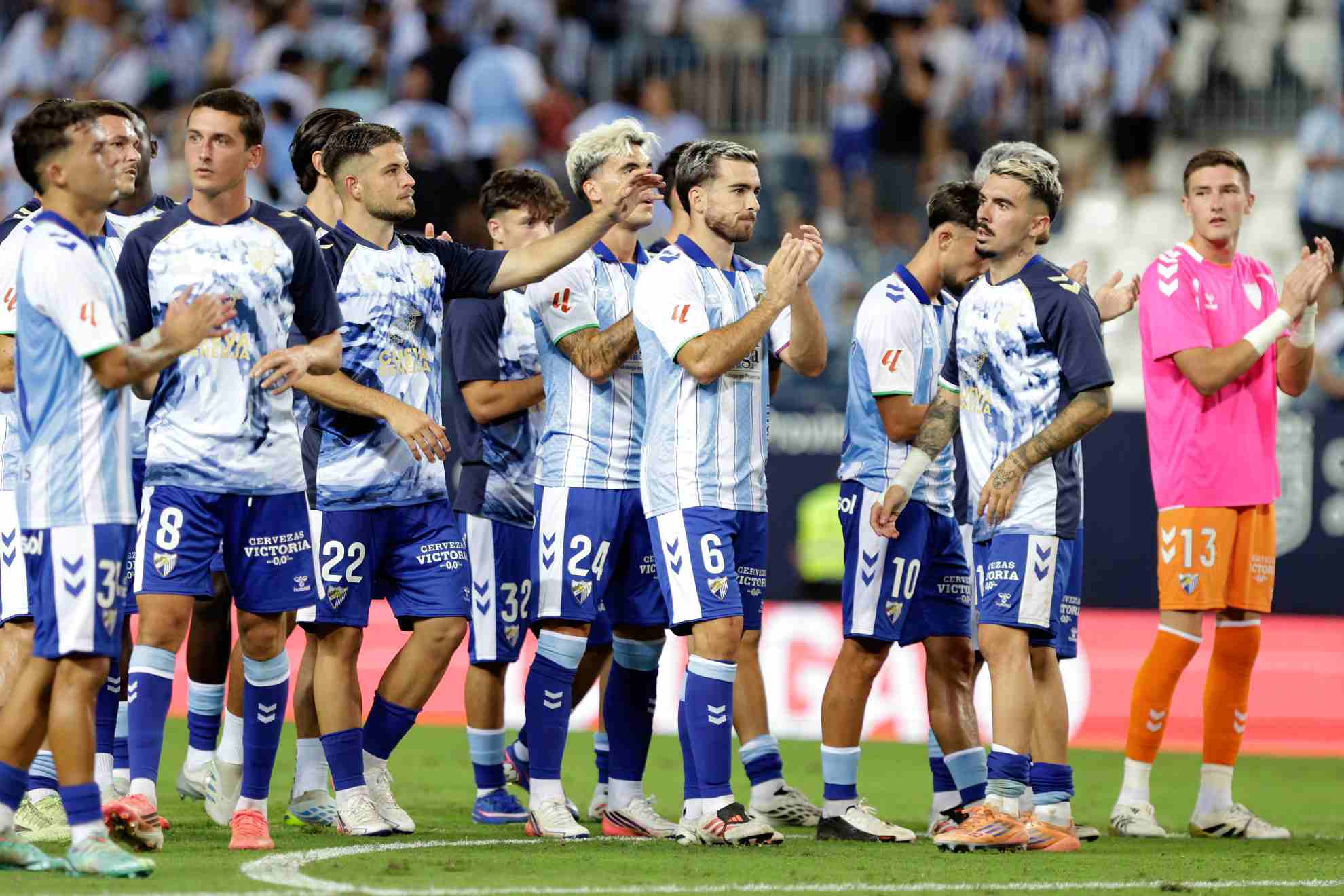 Los jugadores del Málaga aplauden a su afición tras el partido MARCA