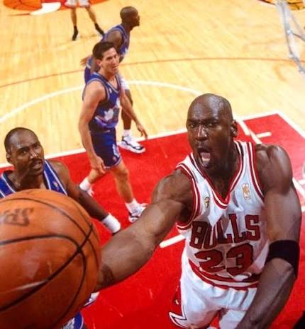 Michael Jordan hace una entrada a canasta en un partido ante los Jazz.