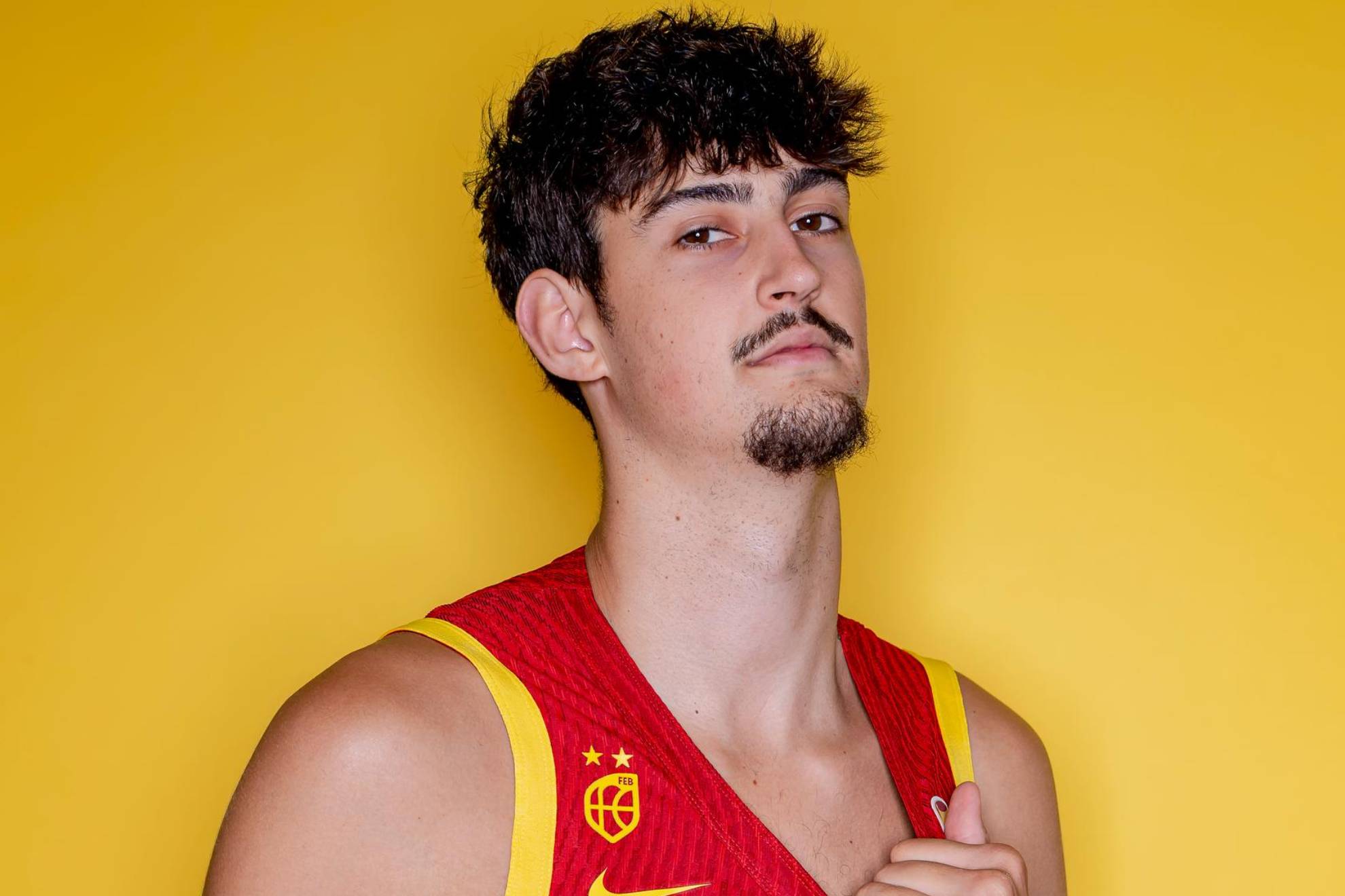 Aday Mara posa con la camiseta de la selección española. ALBERTO NEVADO/FEB