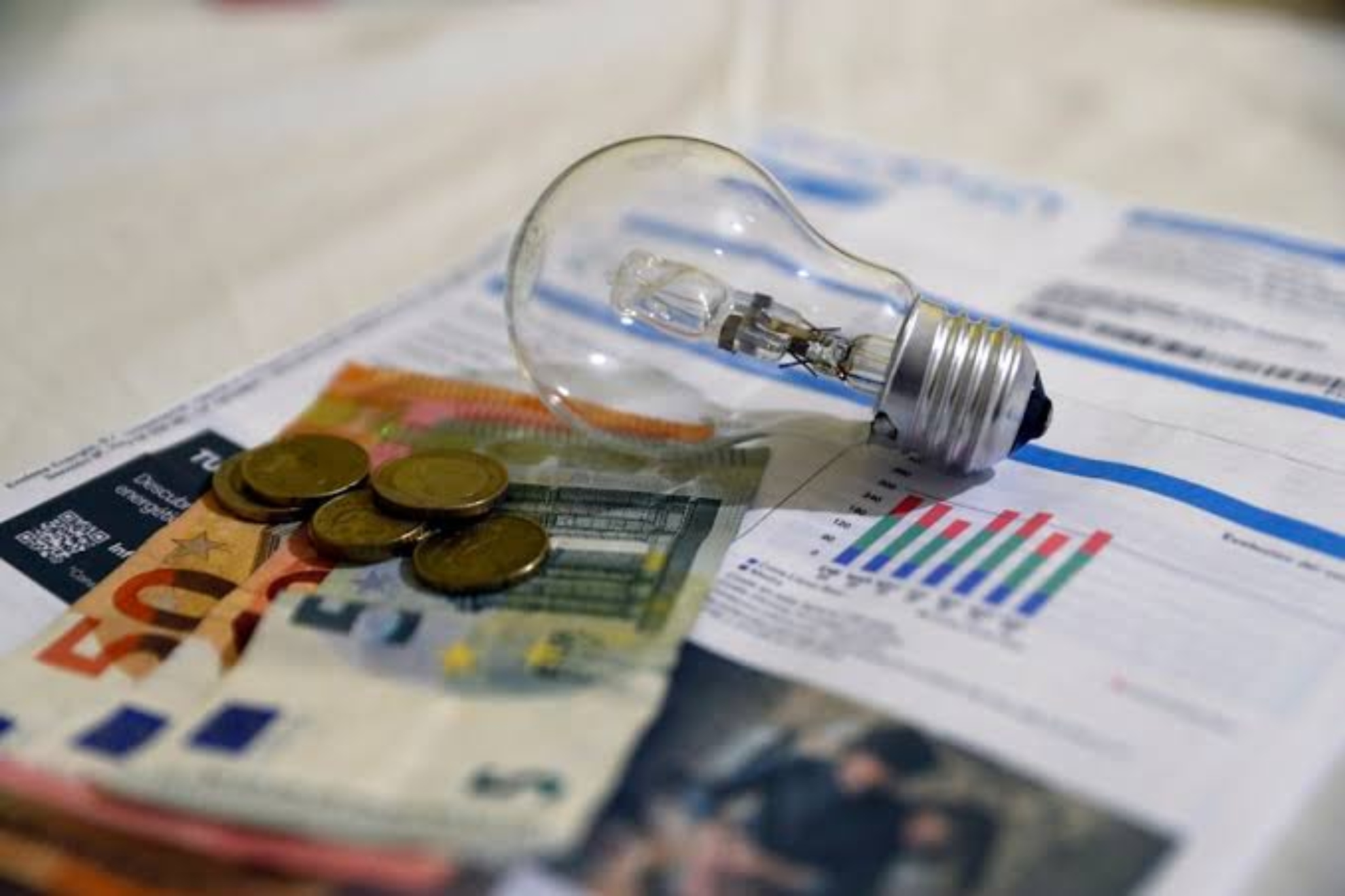 La factura de la luz va a dar un susto en este agosto. EFE