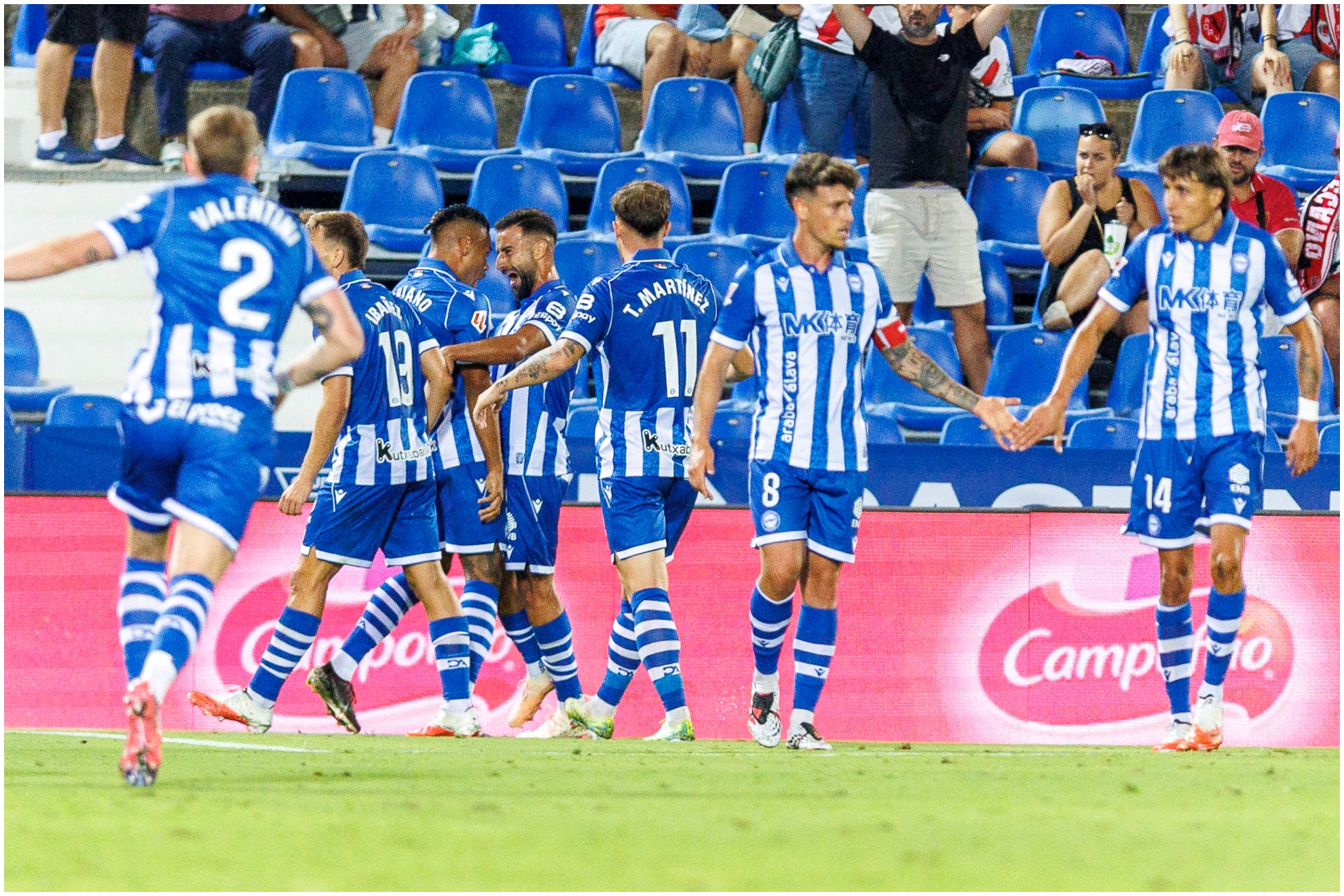 Los jugadores del Alavés celebrando su gol ante el Rayo.