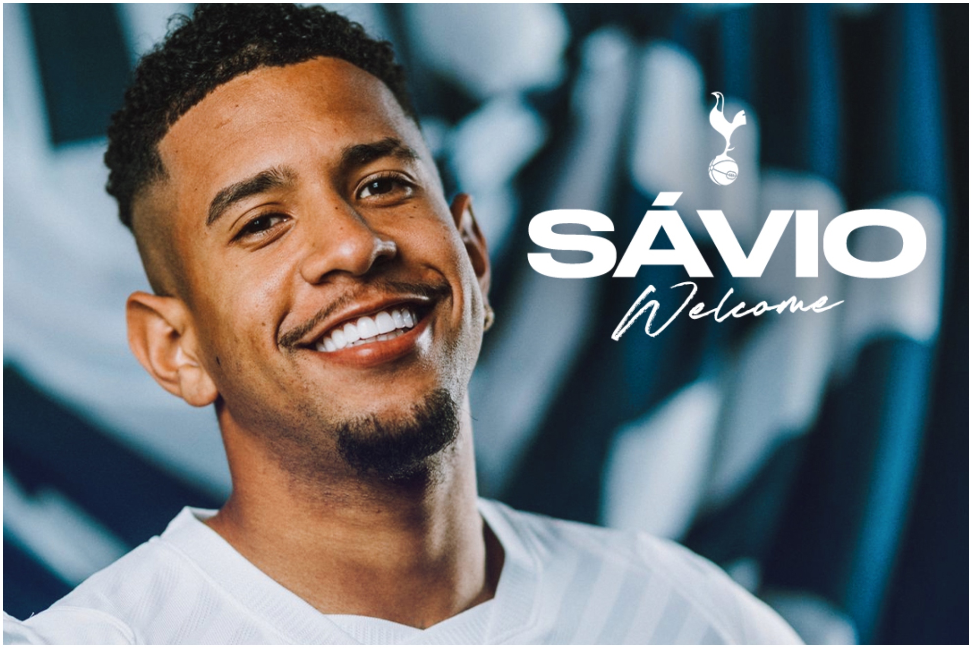 Savinho posando como nuevo jugador de los 'Spurs'.