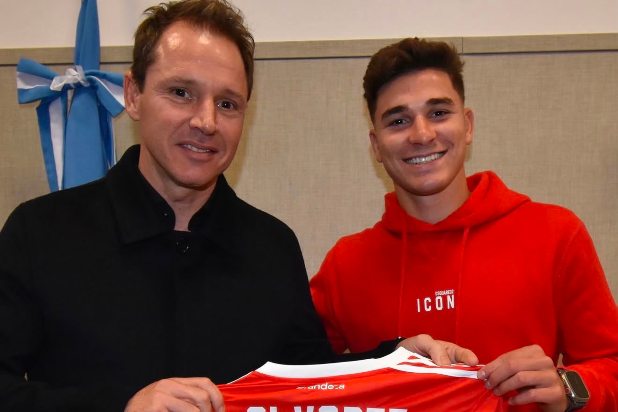 Julián junto a Jorge Brito tras renovar con River. RP