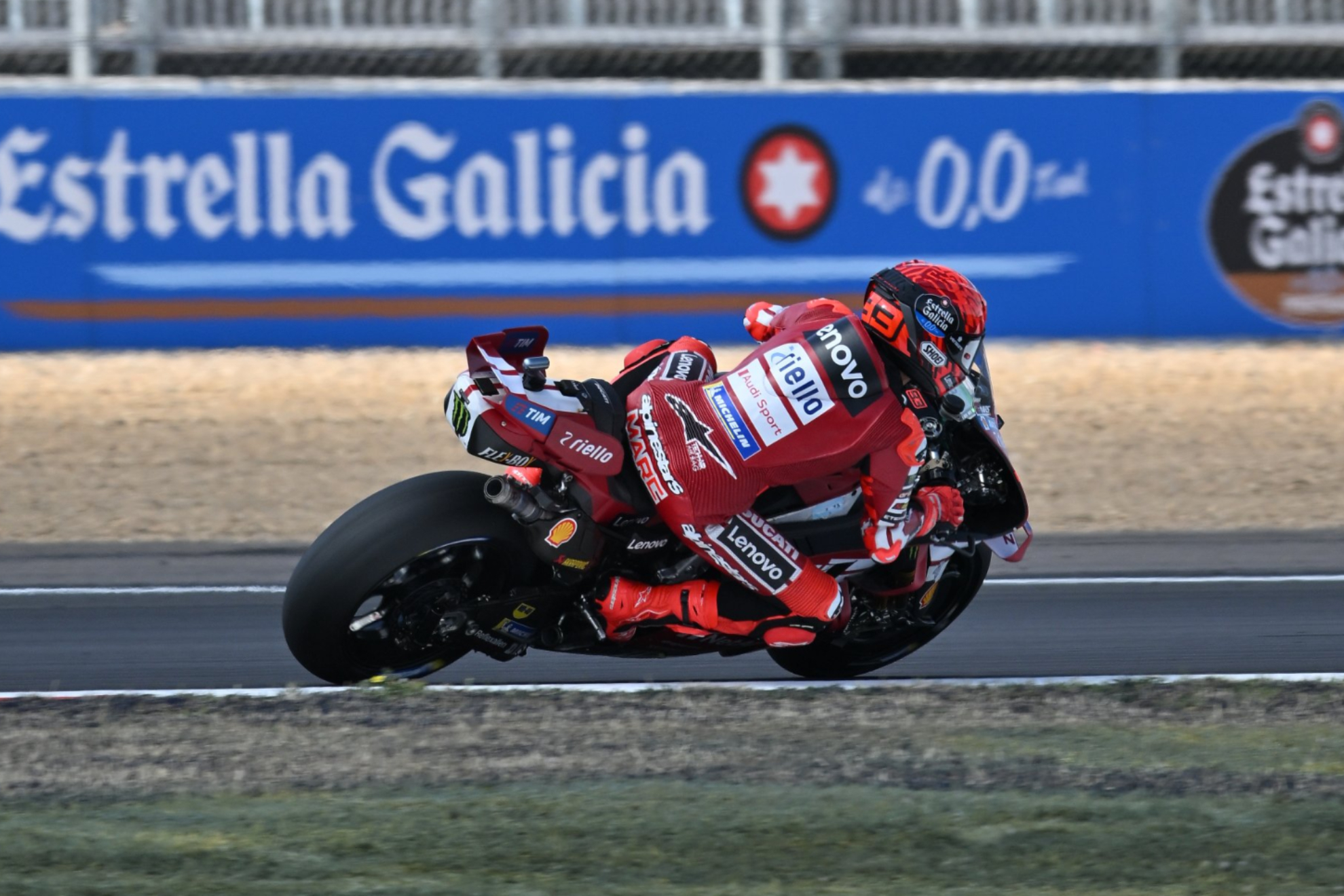 Marc Márquez compitiendo en el trazado de Silverstone. MICHELIN
