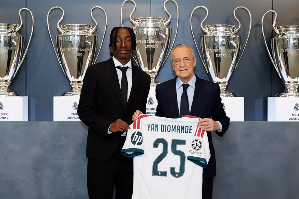 Diomande y Florentino posan con una camiseta del Madrid, este martes en Valdebebas Realmadrid.com