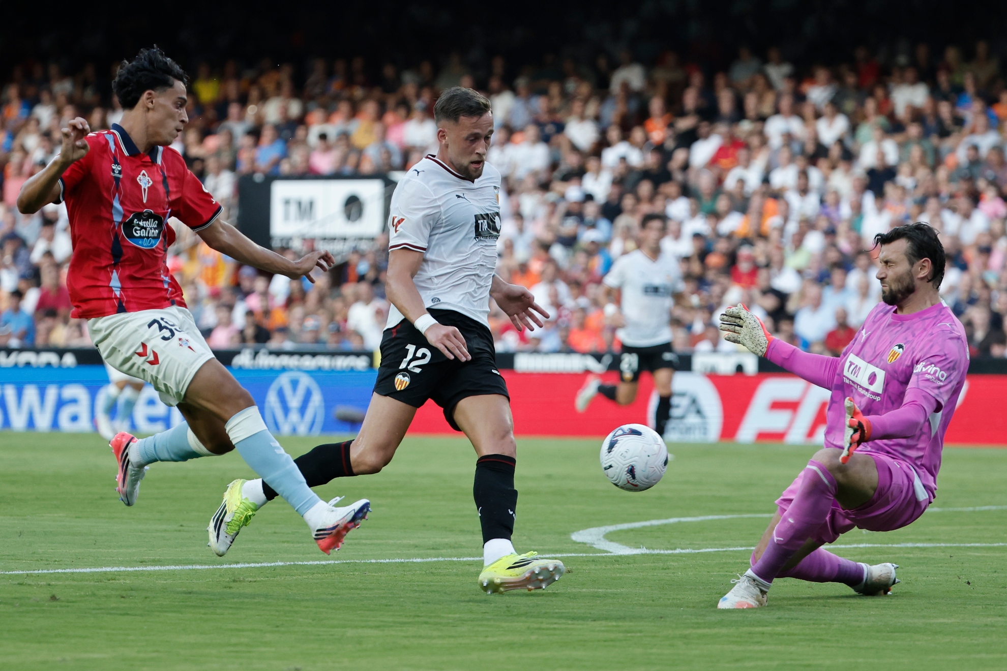 De Haas en una acción del partido ante el Celta. EFE