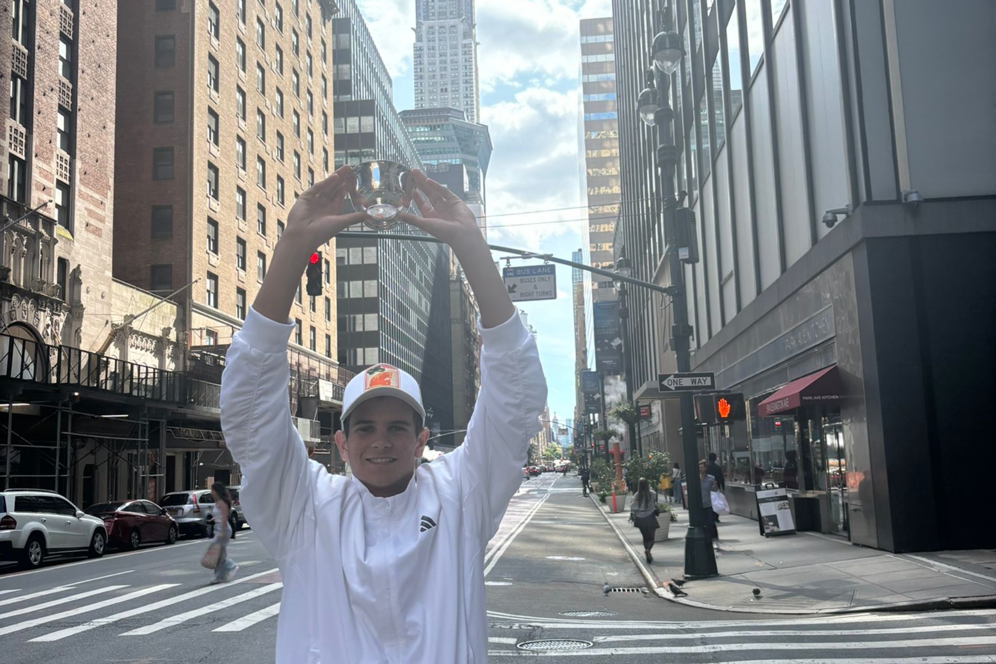Rafa posa con el trofeo del US Open júnior por las calles de Nueva York.