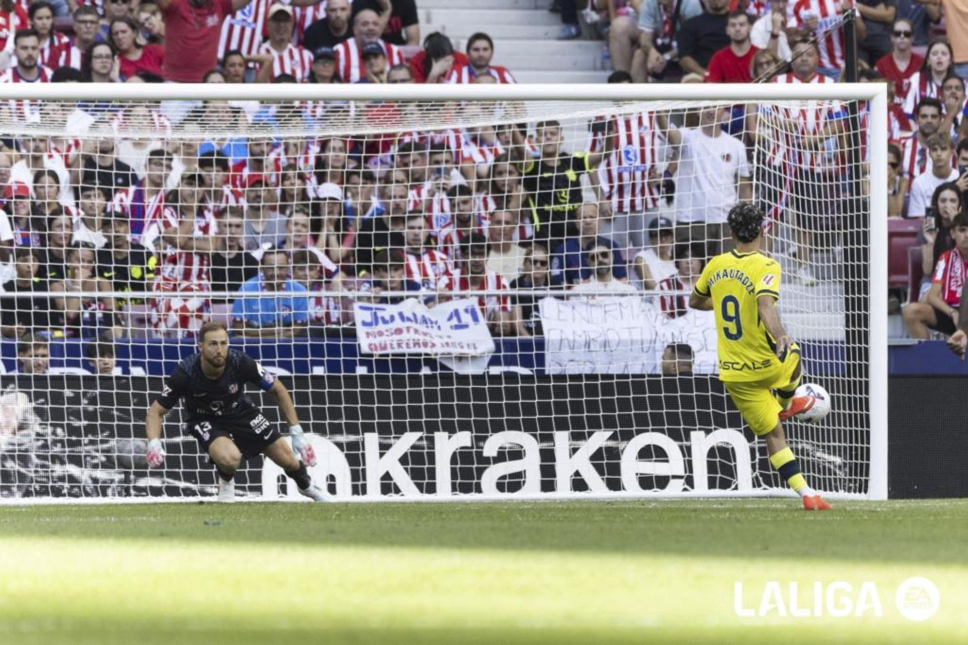Gerard lanza el primer penalti ante el Atlético del pasado domingo.