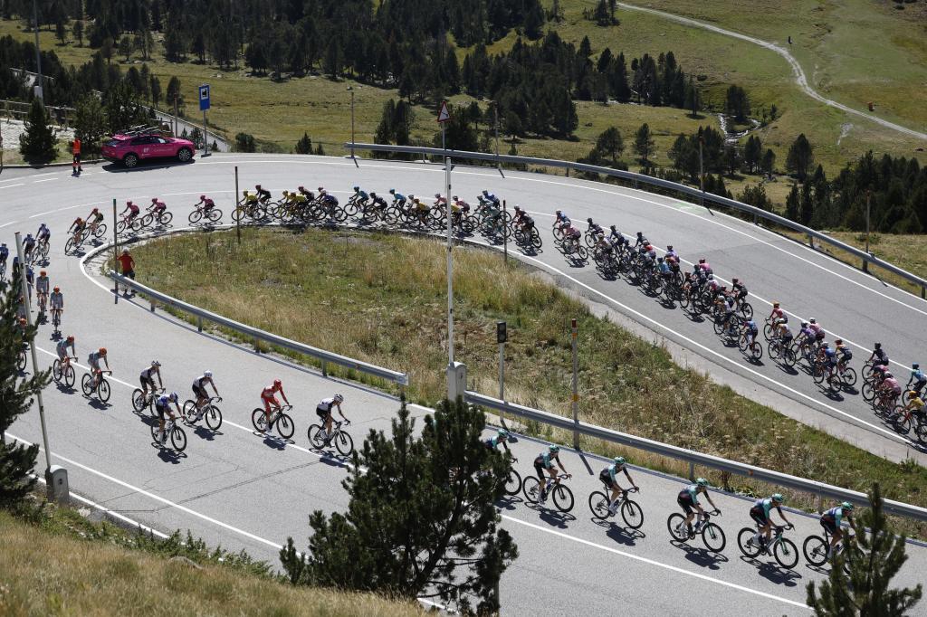 Los ciclistas, tras la salida de la cuarta etapa de La Vuelta a España en Andorra.