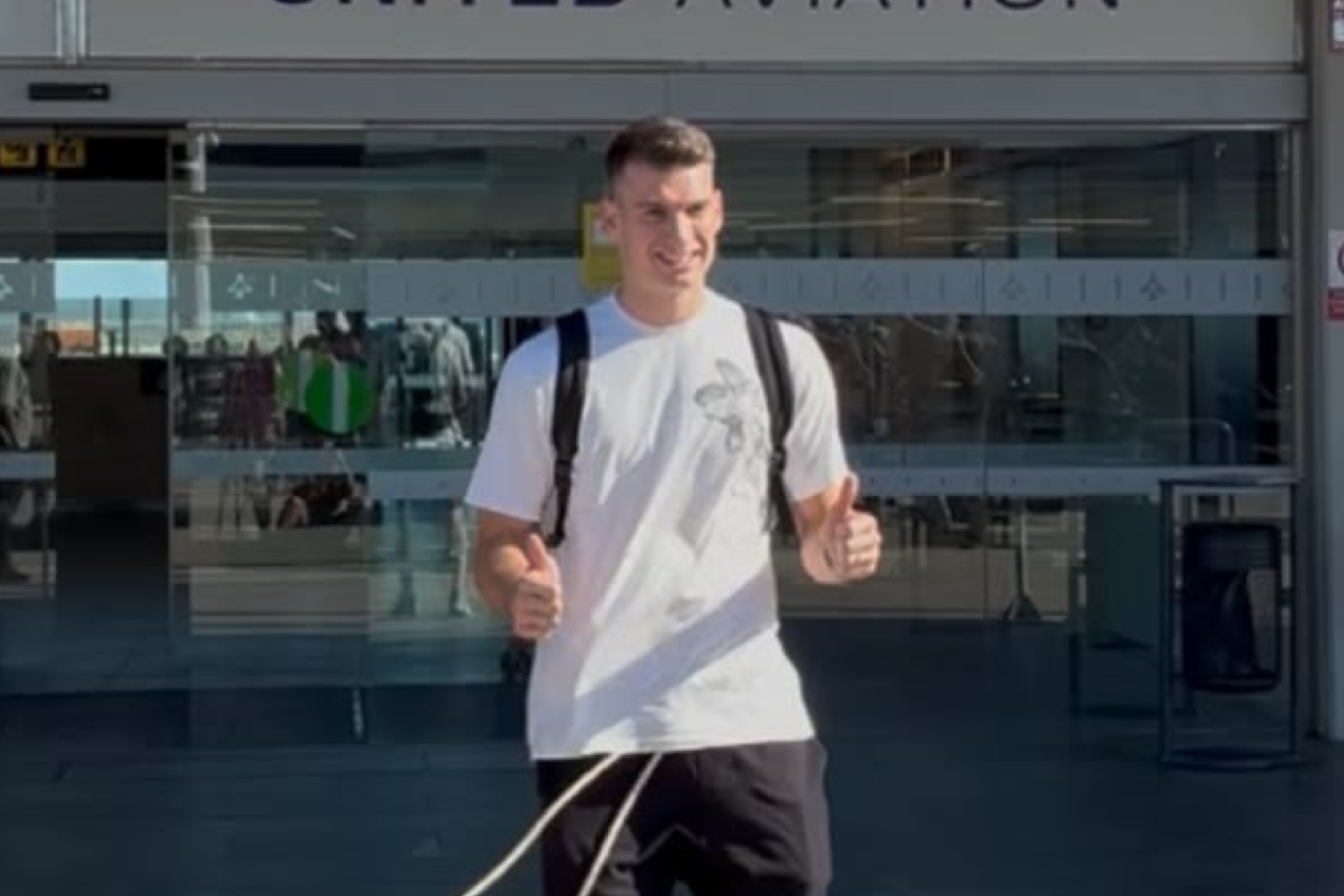 Livakovic, a su llegada a Barcelona. ALEJANDRO SEGURA