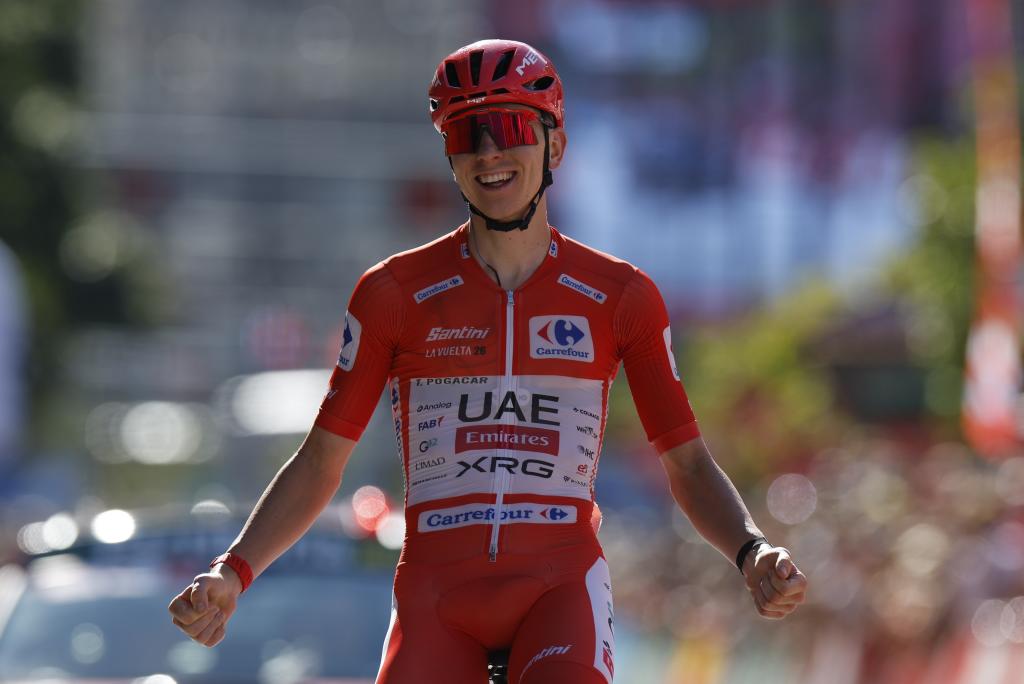 El ciclista esloveno del UAE Emirates Tadej Pogacar celebra su victoria en la cuarta etapa de La Vuelta a España. EFE