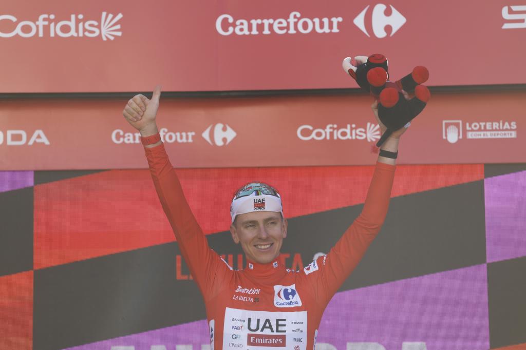 El ciclista esloveno del UAE Emirates Tadej Pogacar celebra en el podio su victoria en la cuarta etapa de La Vuelta a España. EFE