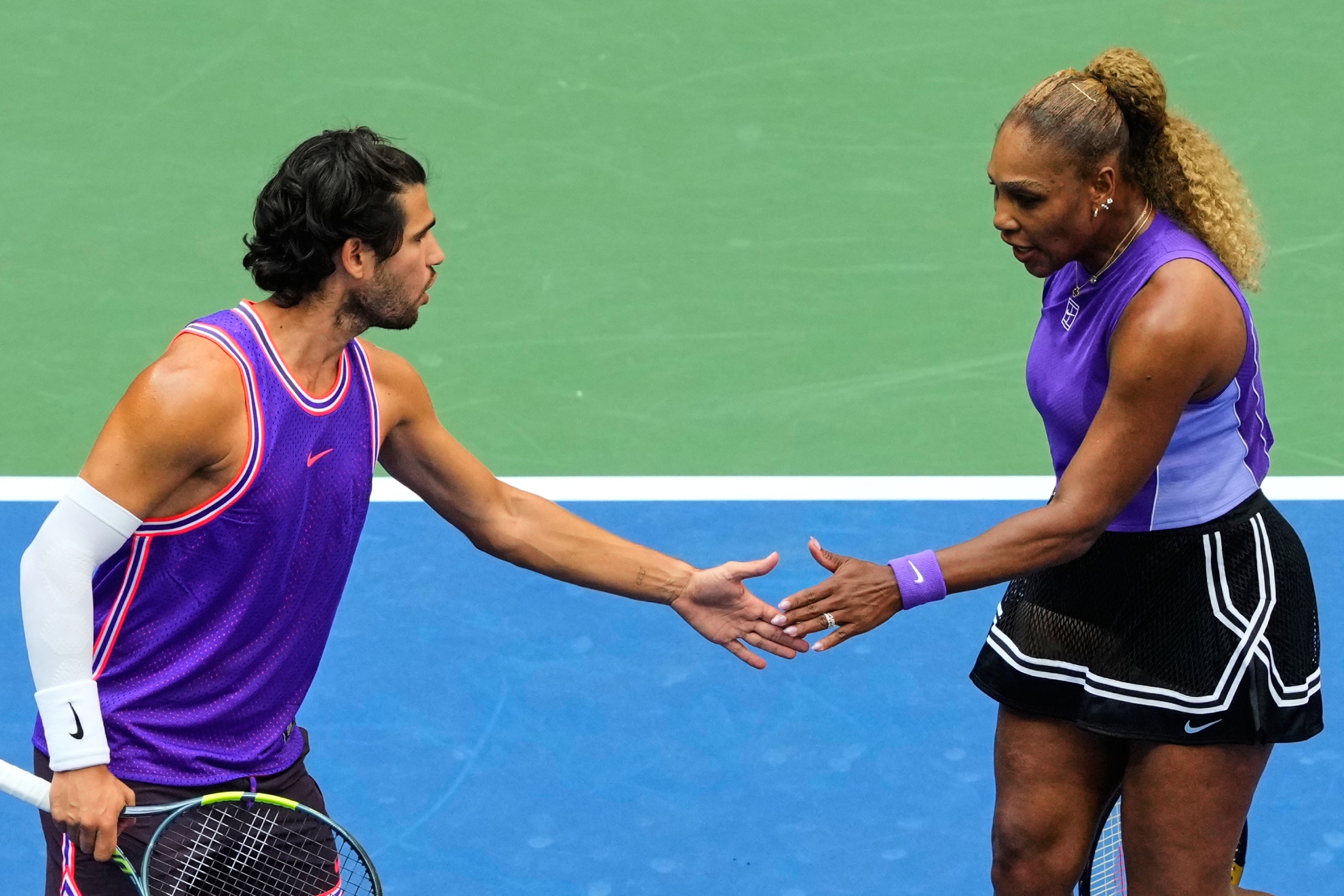 Alcaraz y Serena se felicitan.