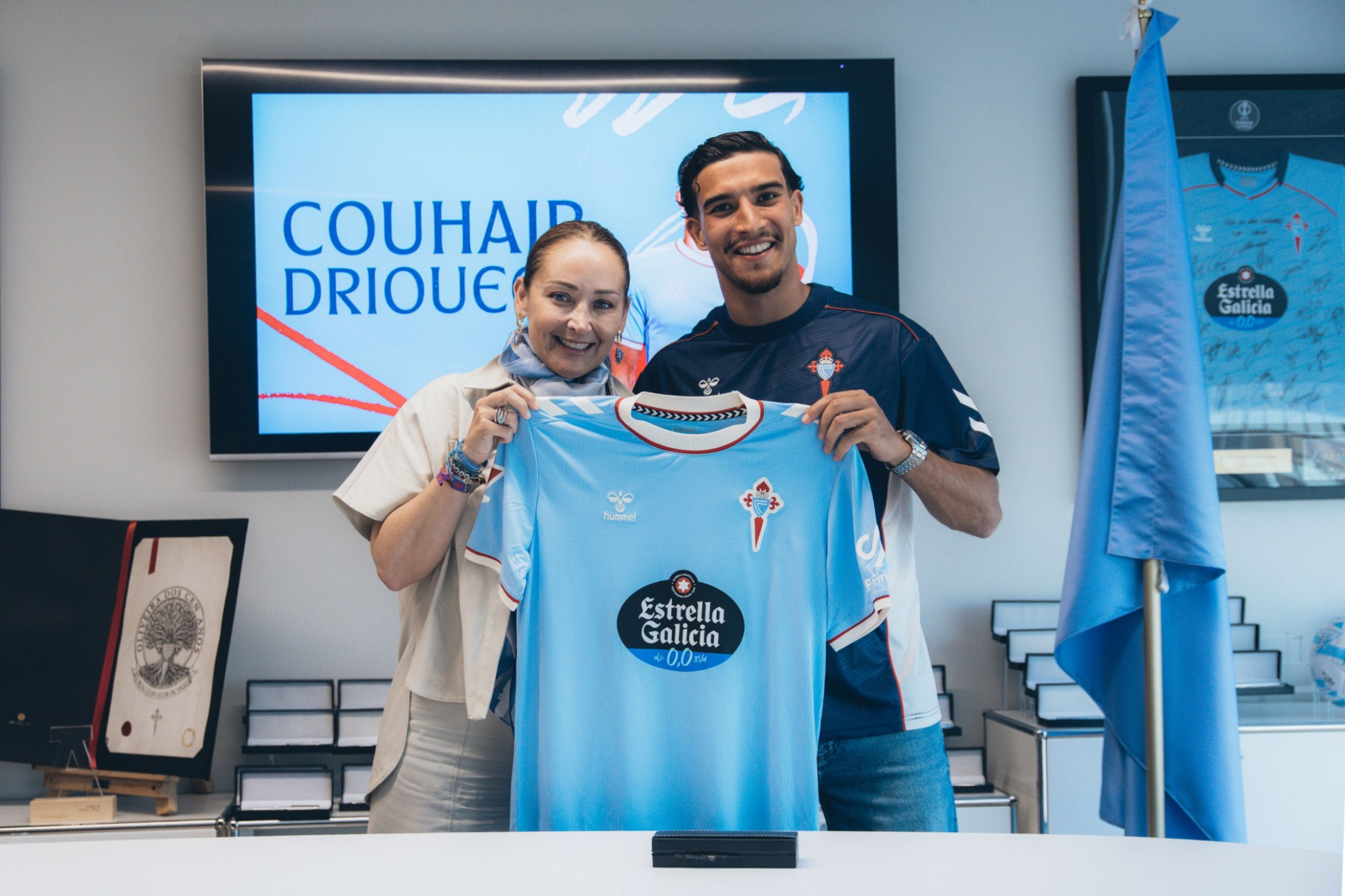El nuevo fichaje Driouech posa con Marián Mouriño. RC Celta