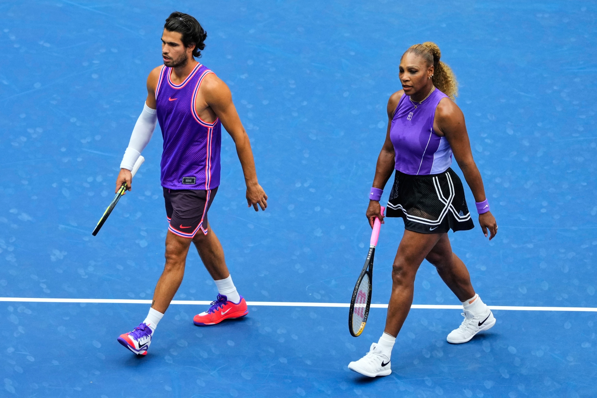 Alcaraz y Serena se dirigen a la silla de cambios.